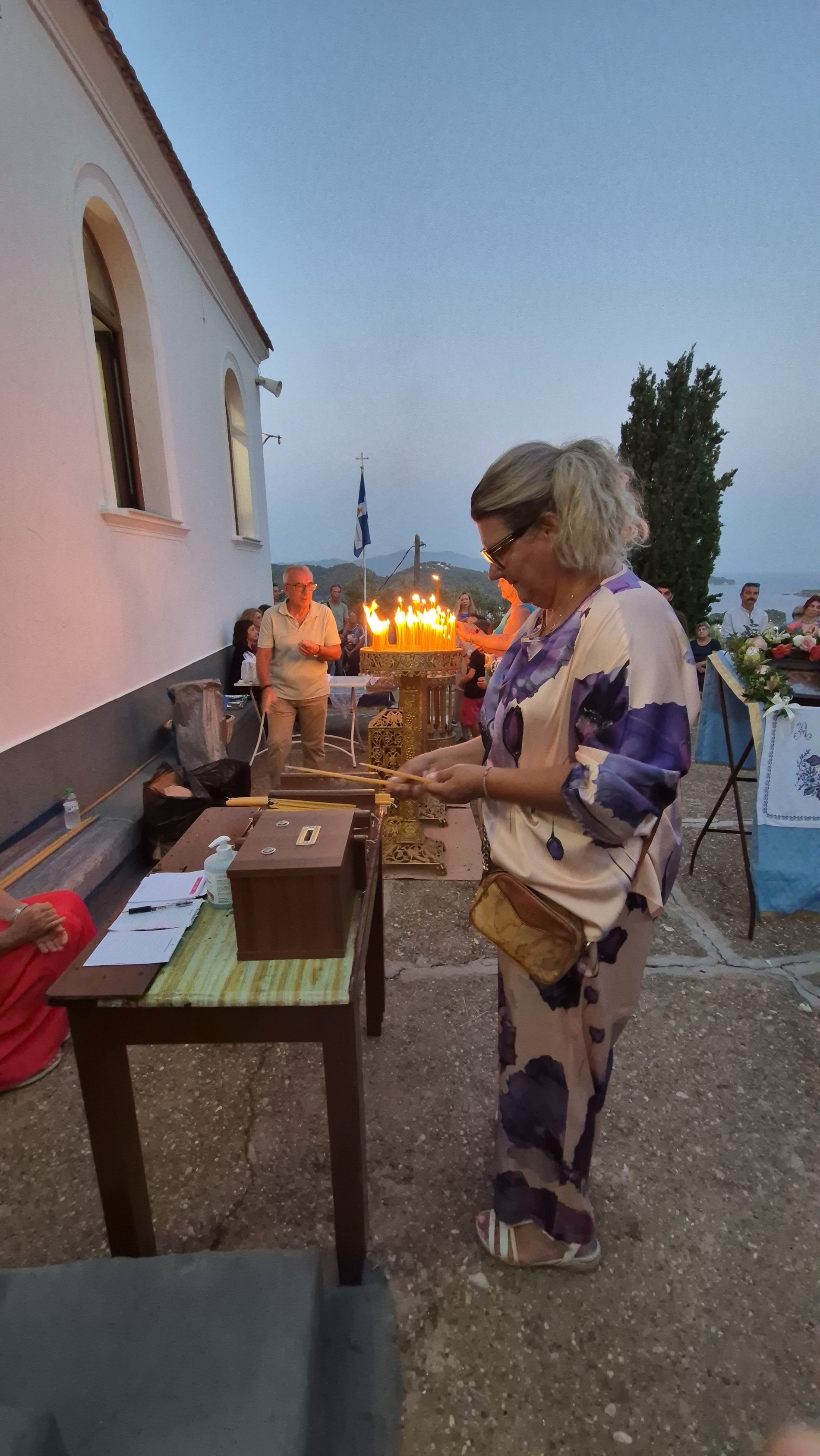 Σκιάθος: Κατάνυξη στον Μέγα Εσπερινό του Αγίου Φανουρίου με φόντο το νησί και το φεγγάρι