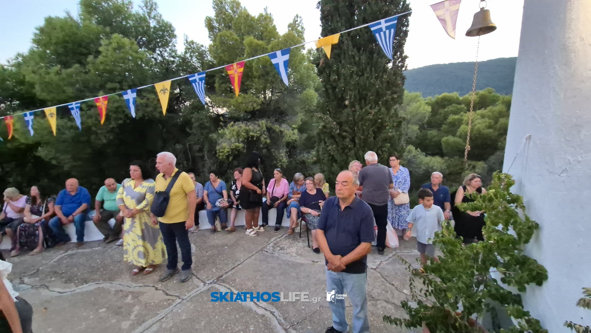 Σκιάθος: Κατάνυξη στον Μέγα Εσπερινό του Αγίου Φανουρίου με φόντο το νησί και το φεγγάρι