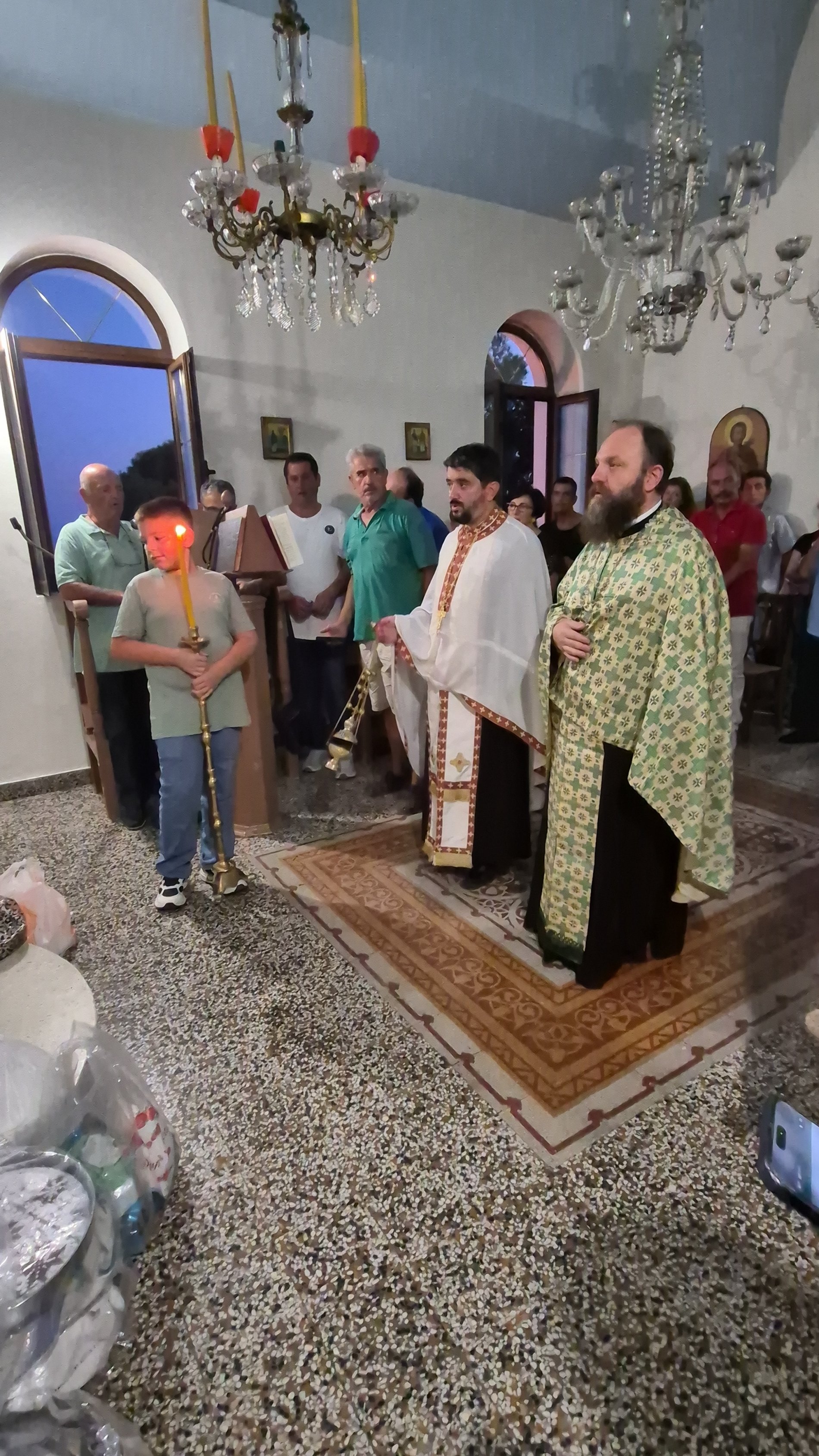 Σκιάθος: Κατάνυξη στον Μέγα Εσπερινό του Αγίου Φανουρίου με φόντο το νησί και το φεγγάρι