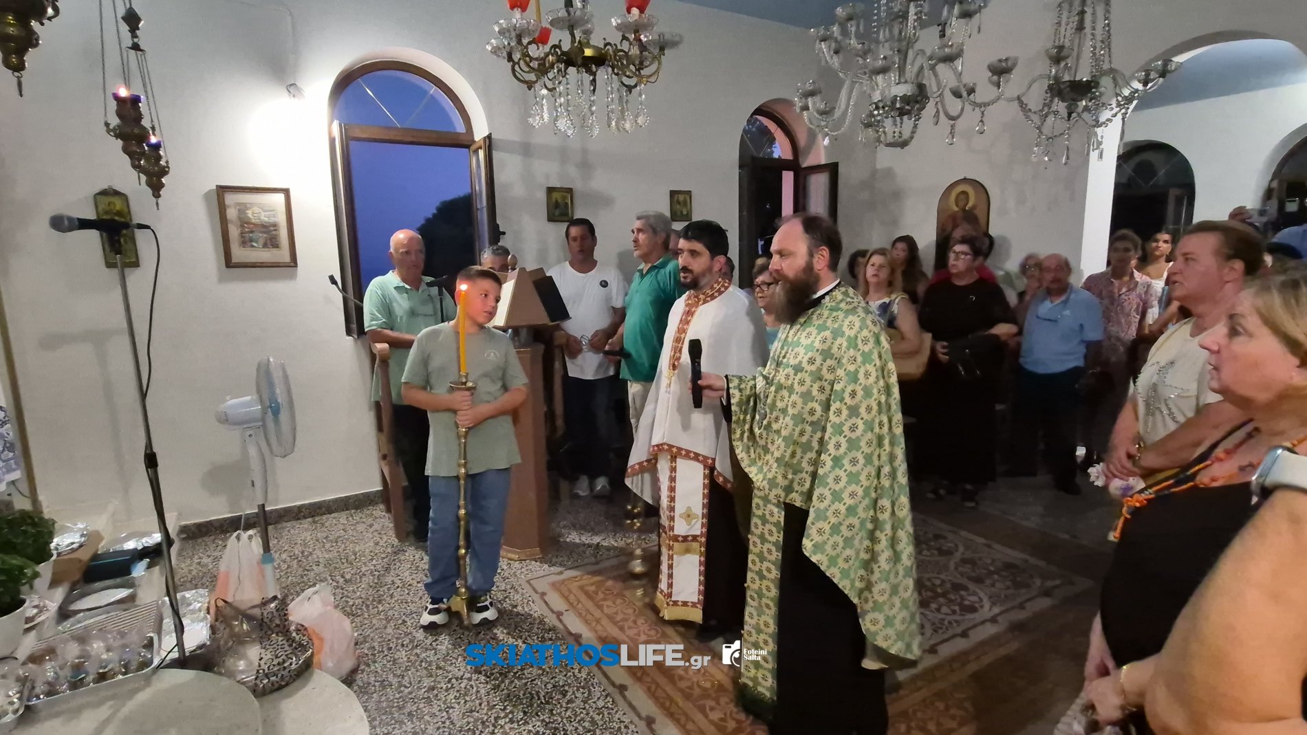 Σκιάθος: Κατάνυξη στον Μέγα Εσπερινό του Αγίου Φανουρίου με φόντο το νησί και το φεγγάρι
