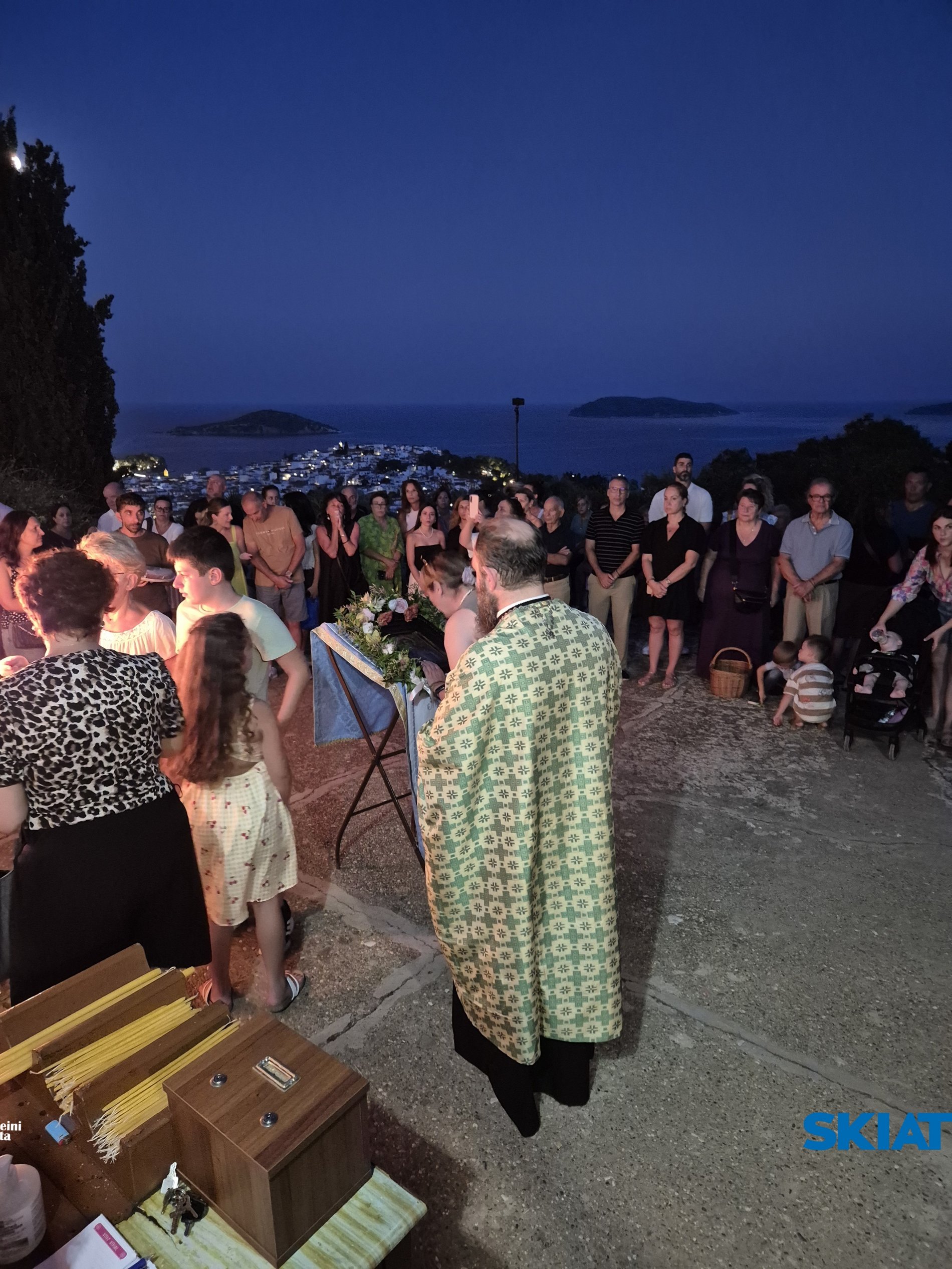 Σκιάθος: Κατάνυξη στον Μέγα Εσπερινό του Αγίου Φανουρίου με φόντο το νησί και το φεγγάρι