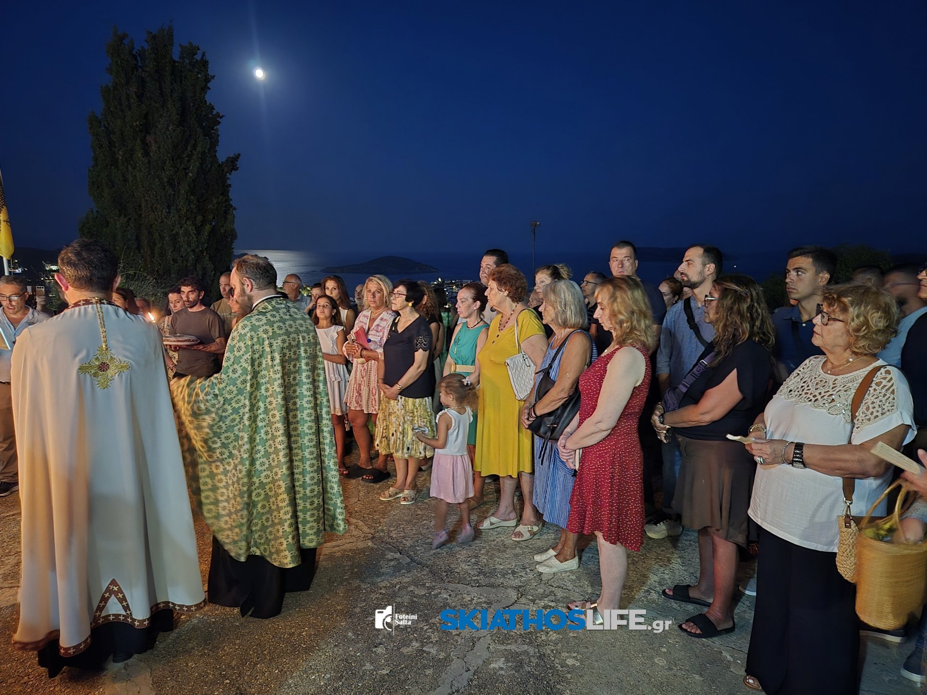 Σκιάθος: Κατάνυξη στον Μέγα Εσπερινό του Αγίου Φανουρίου με φόντο το νησί και το φεγγάρι