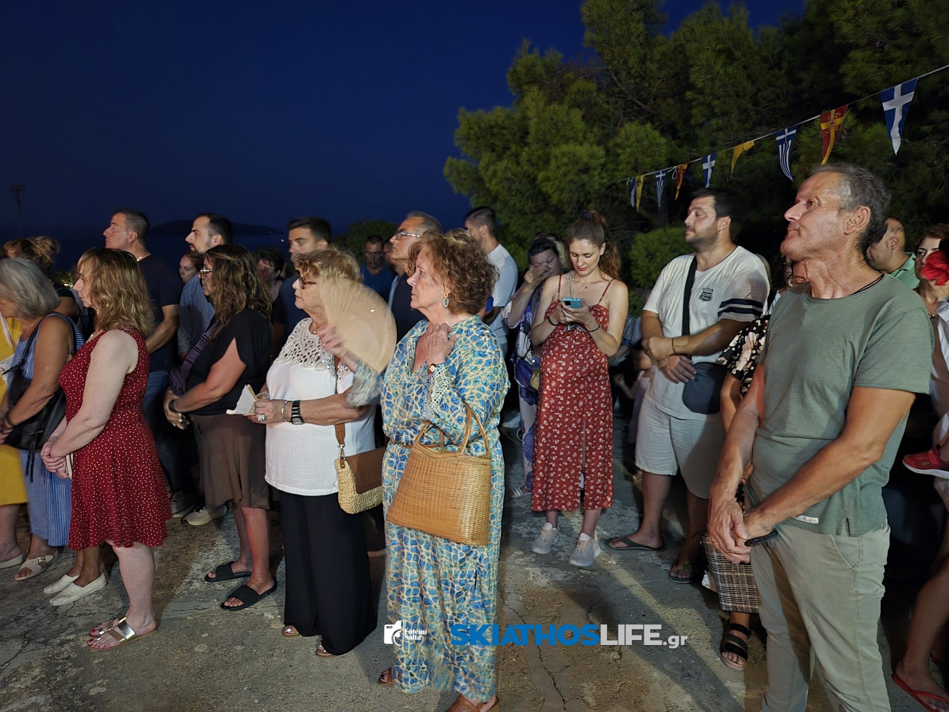 Σκιάθος: Κατάνυξη στον Μέγα Εσπερινό του Αγίου Φανουρίου με φόντο το νησί και το φεγγάρι
