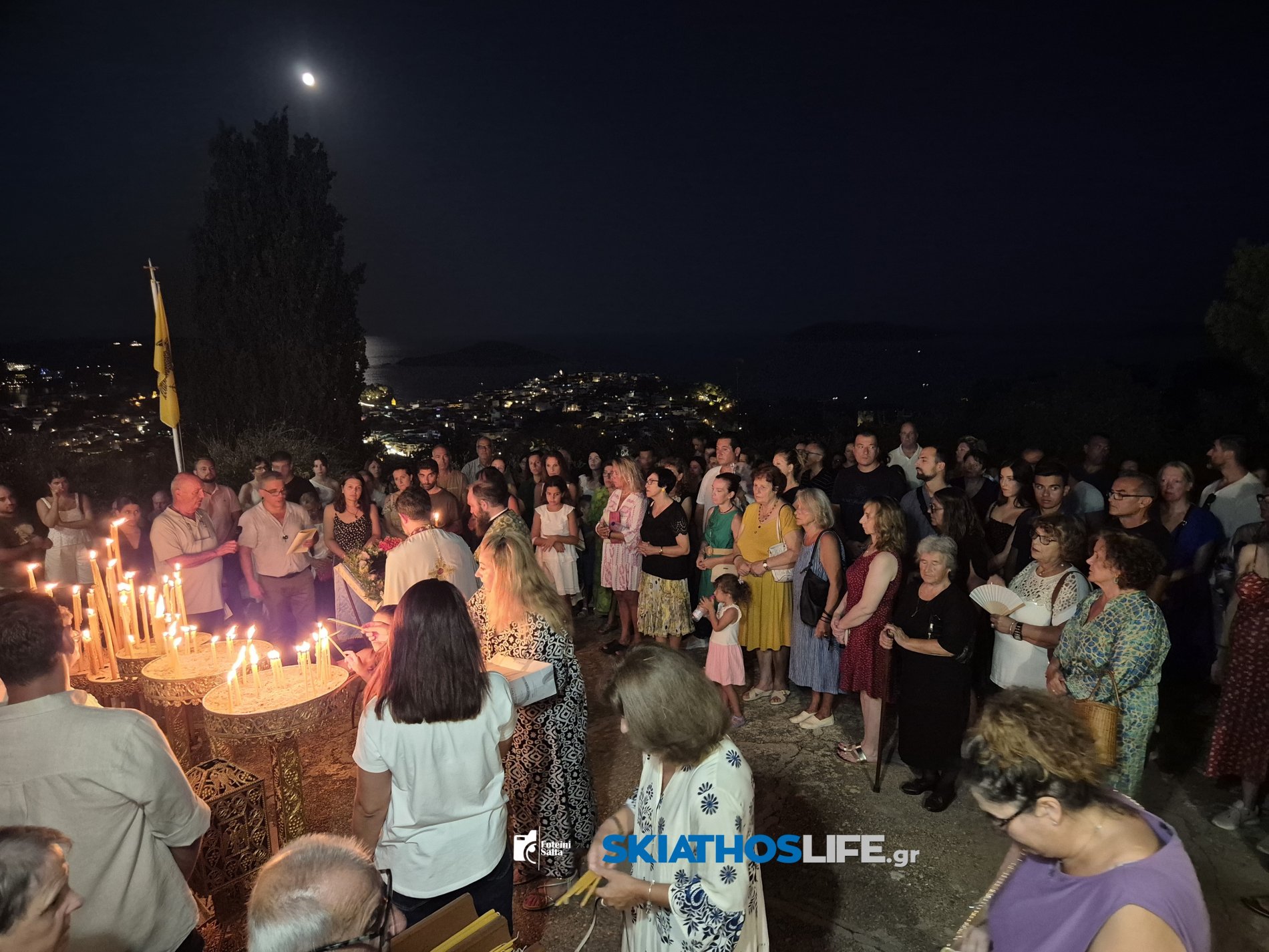 Σκιάθος: Κατάνυξη στον Μέγα Εσπερινό του Αγίου Φανουρίου με φόντο το νησί και το φεγγάρι