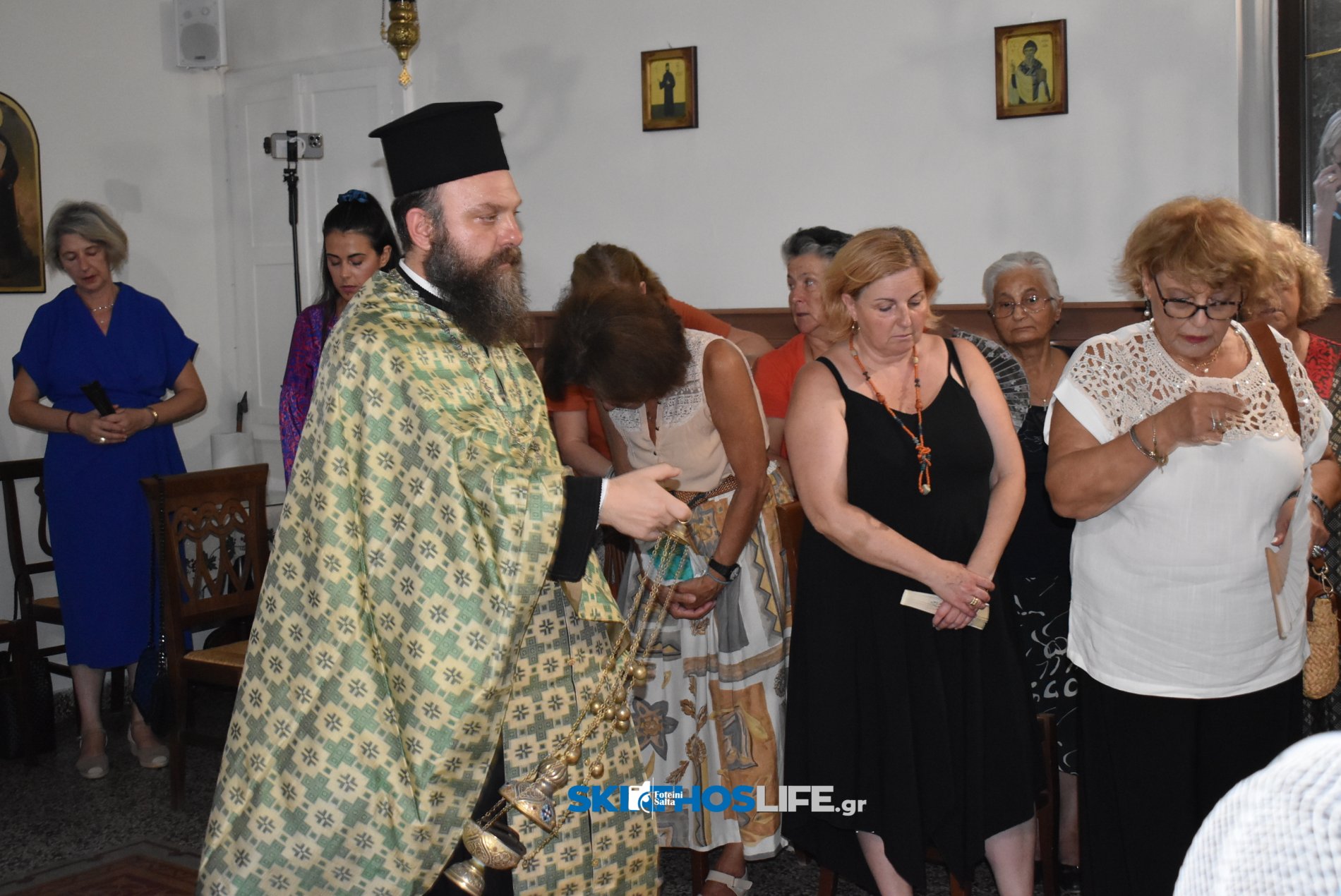 Σκιάθος: Κατάνυξη στον Μέγα Εσπερινό του Αγίου Φανουρίου με φόντο το νησί και το φεγγάρι