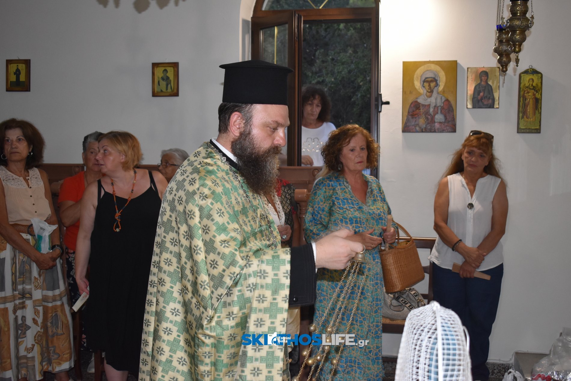 Σκιάθος: Κατάνυξη στον Μέγα Εσπερινό του Αγίου Φανουρίου με φόντο το νησί και το φεγγάρι