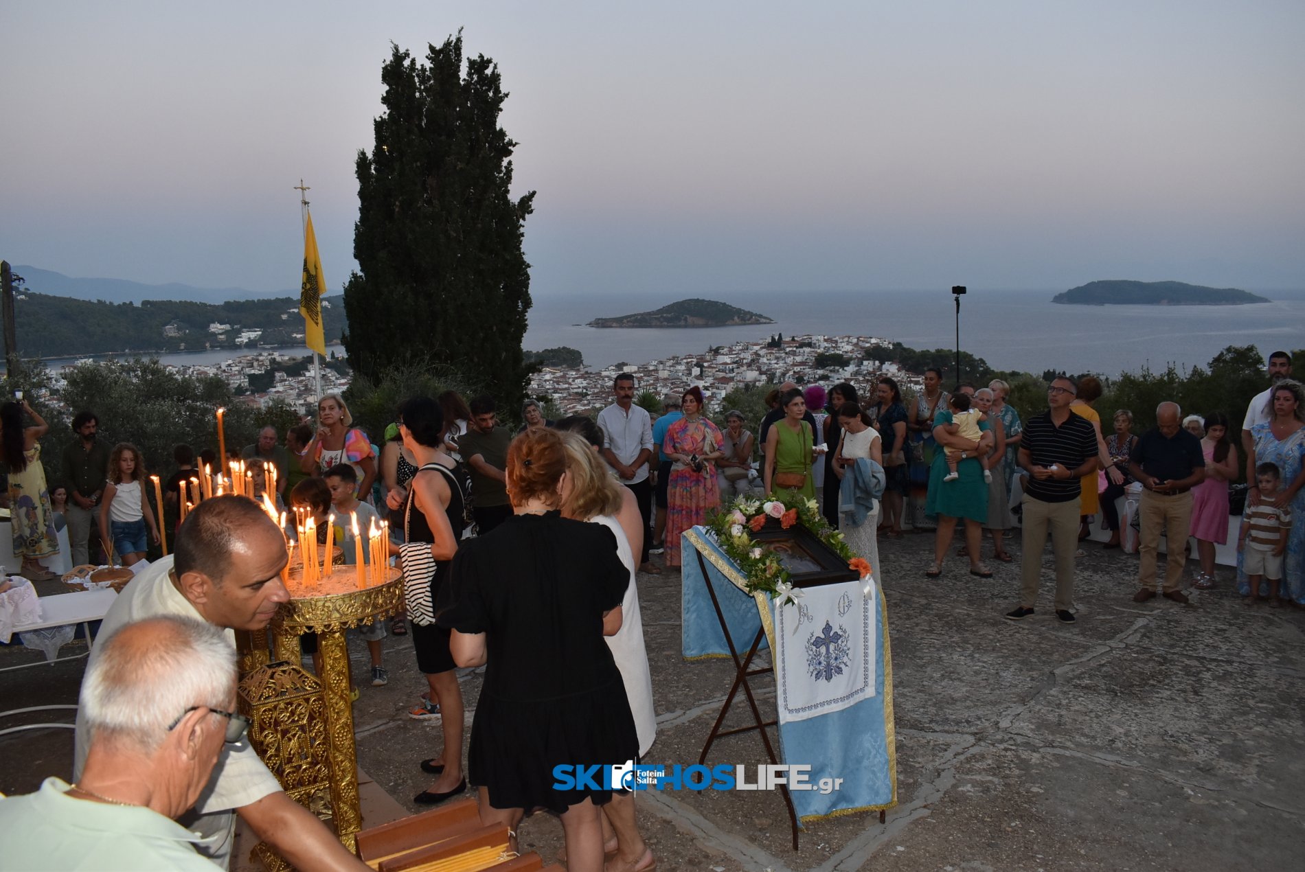 Σκιάθος: Κατάνυξη στον Μέγα Εσπερινό του Αγίου Φανουρίου με φόντο το νησί και το φεγγάρι