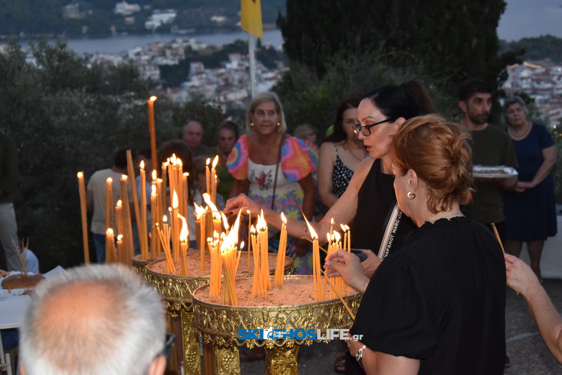 Σκιάθος: Κατάνυξη στον Μέγα Εσπερινό του Αγίου Φανουρίου με φόντο το νησί και το φεγγάρι