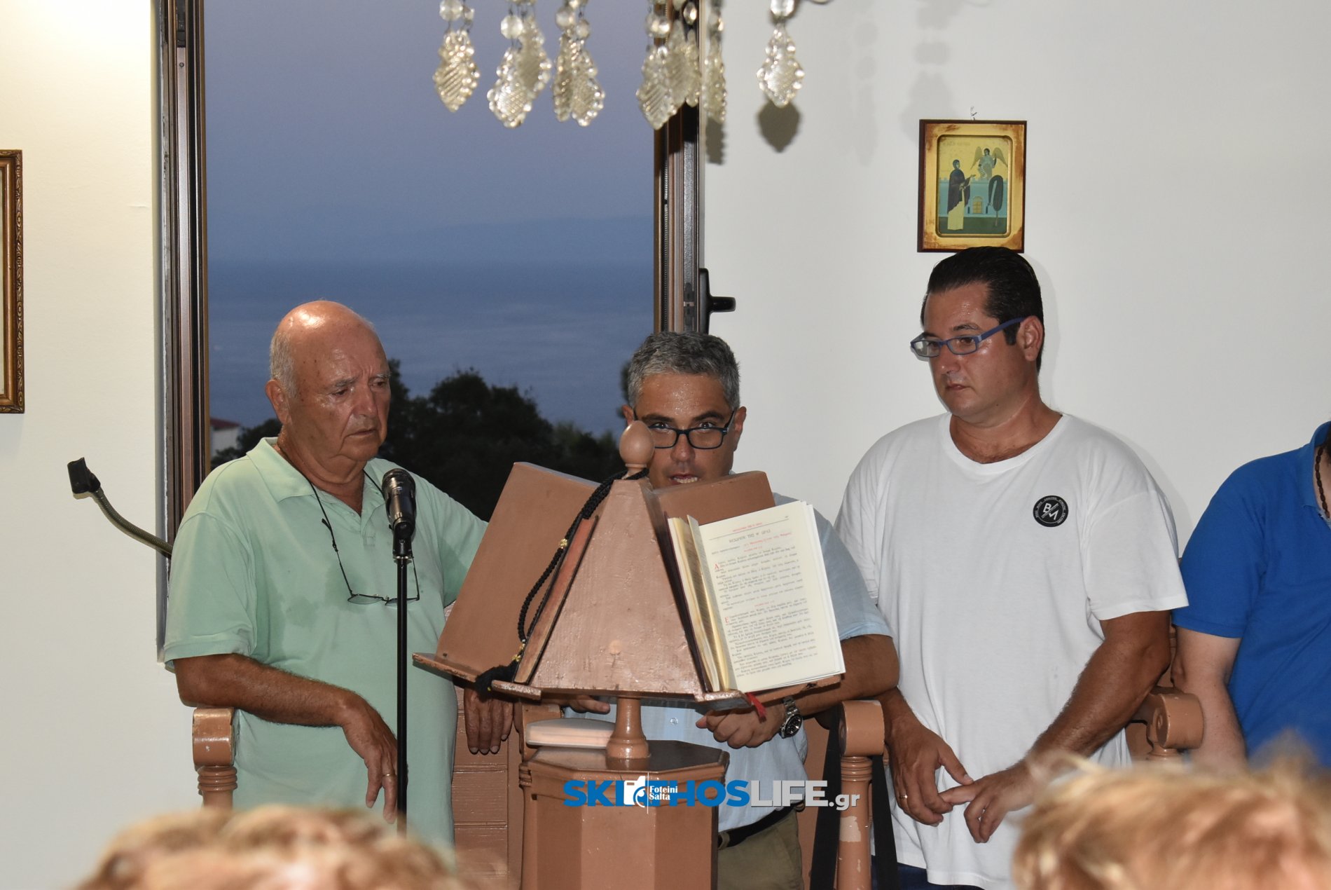 Σκιάθος: Κατάνυξη στον Μέγα Εσπερινό του Αγίου Φανουρίου με φόντο το νησί και το φεγγάρι