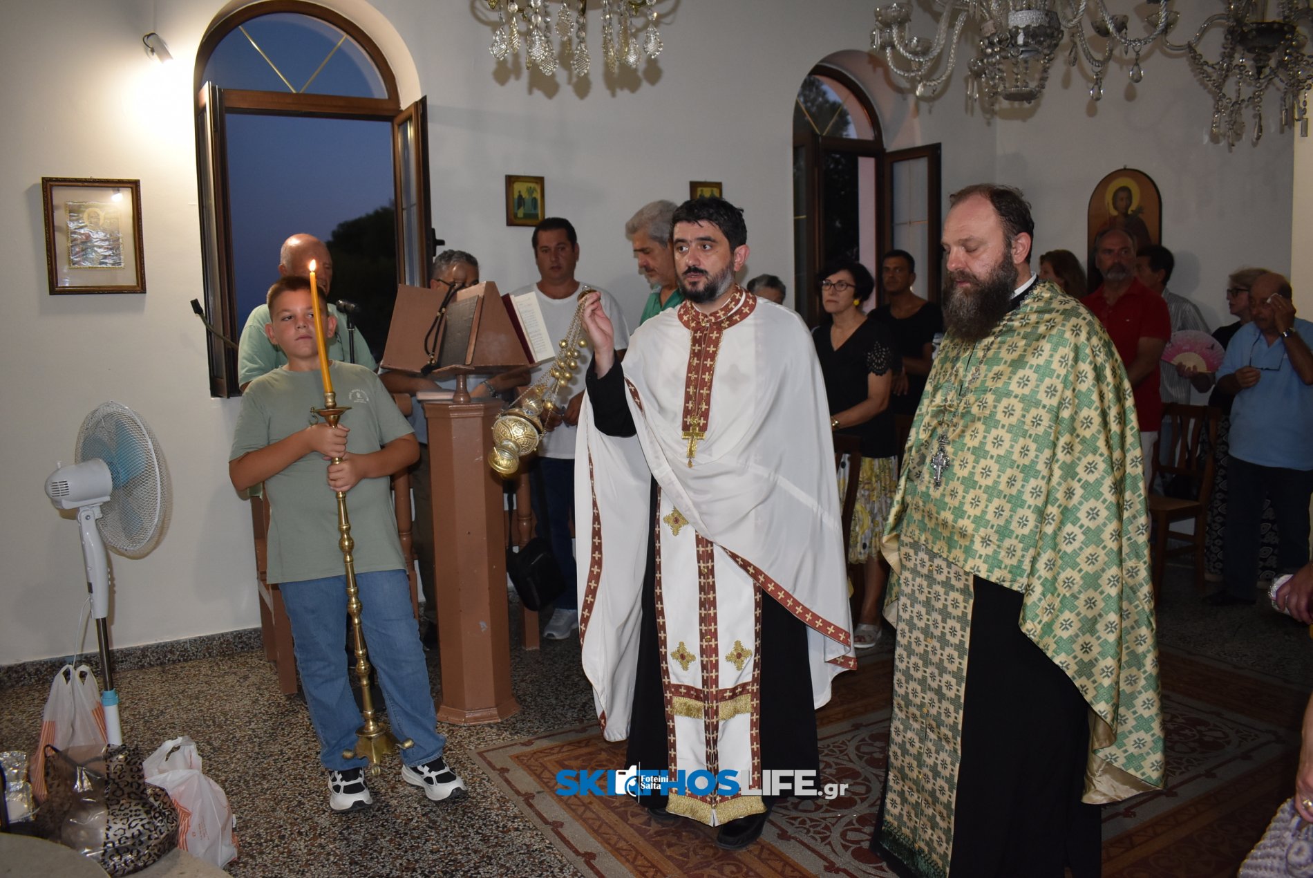 Σκιάθος: Κατάνυξη στον Μέγα Εσπερινό του Αγίου Φανουρίου με φόντο το νησί και το φεγγάρι