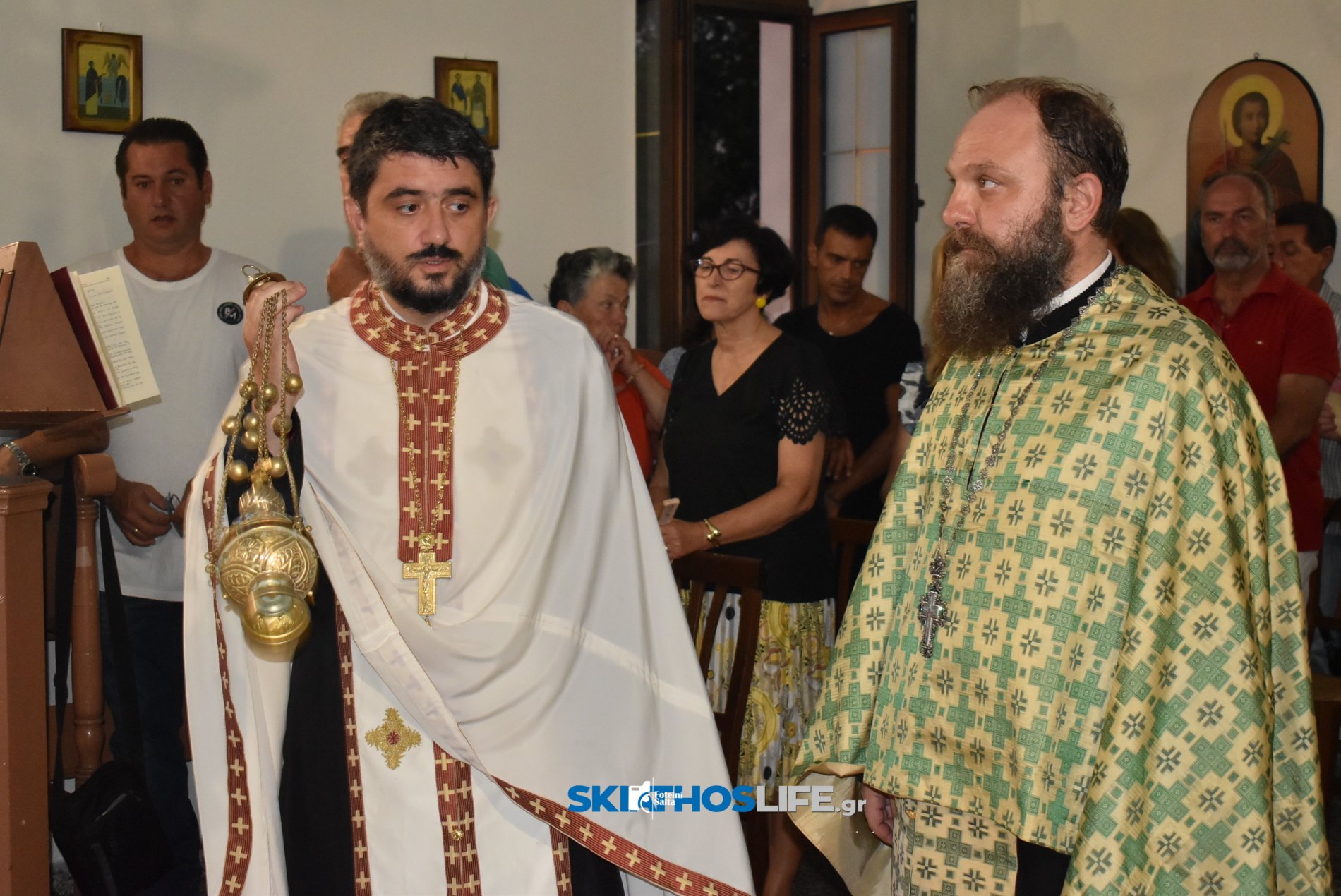 Σκιάθος: Κατάνυξη στον Μέγα Εσπερινό του Αγίου Φανουρίου με φόντο το νησί και το φεγγάρι
