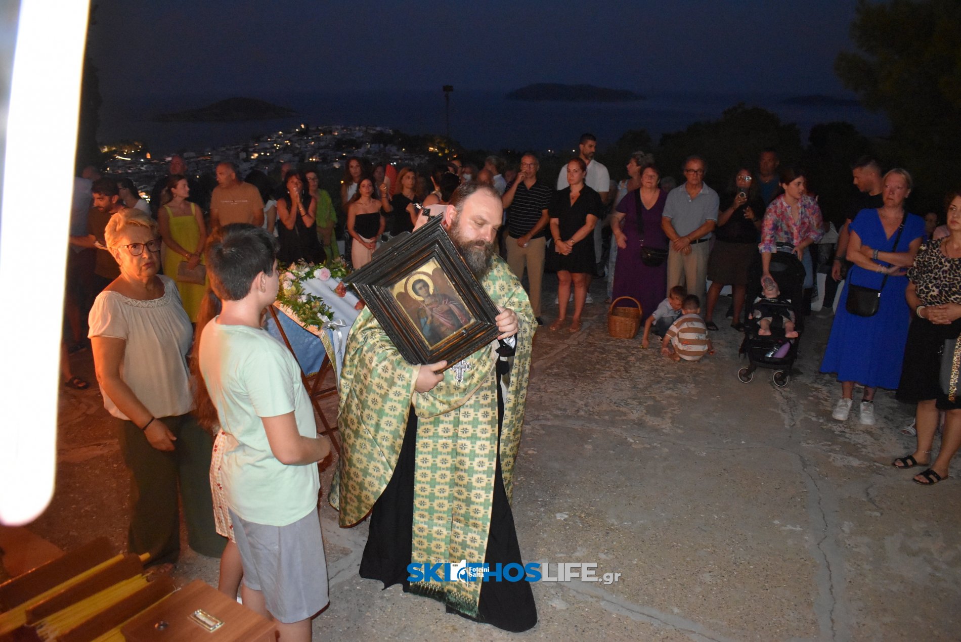 Σκιάθος: Κατάνυξη στον Μέγα Εσπερινό του Αγίου Φανουρίου με φόντο το νησί και το φεγγάρι