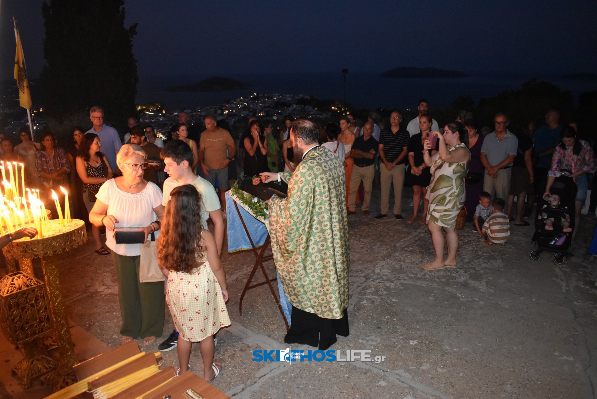 Σκιάθος: Κατάνυξη στον Μέγα Εσπερινό του Αγίου Φανουρίου με φόντο το νησί και το φεγγάρι