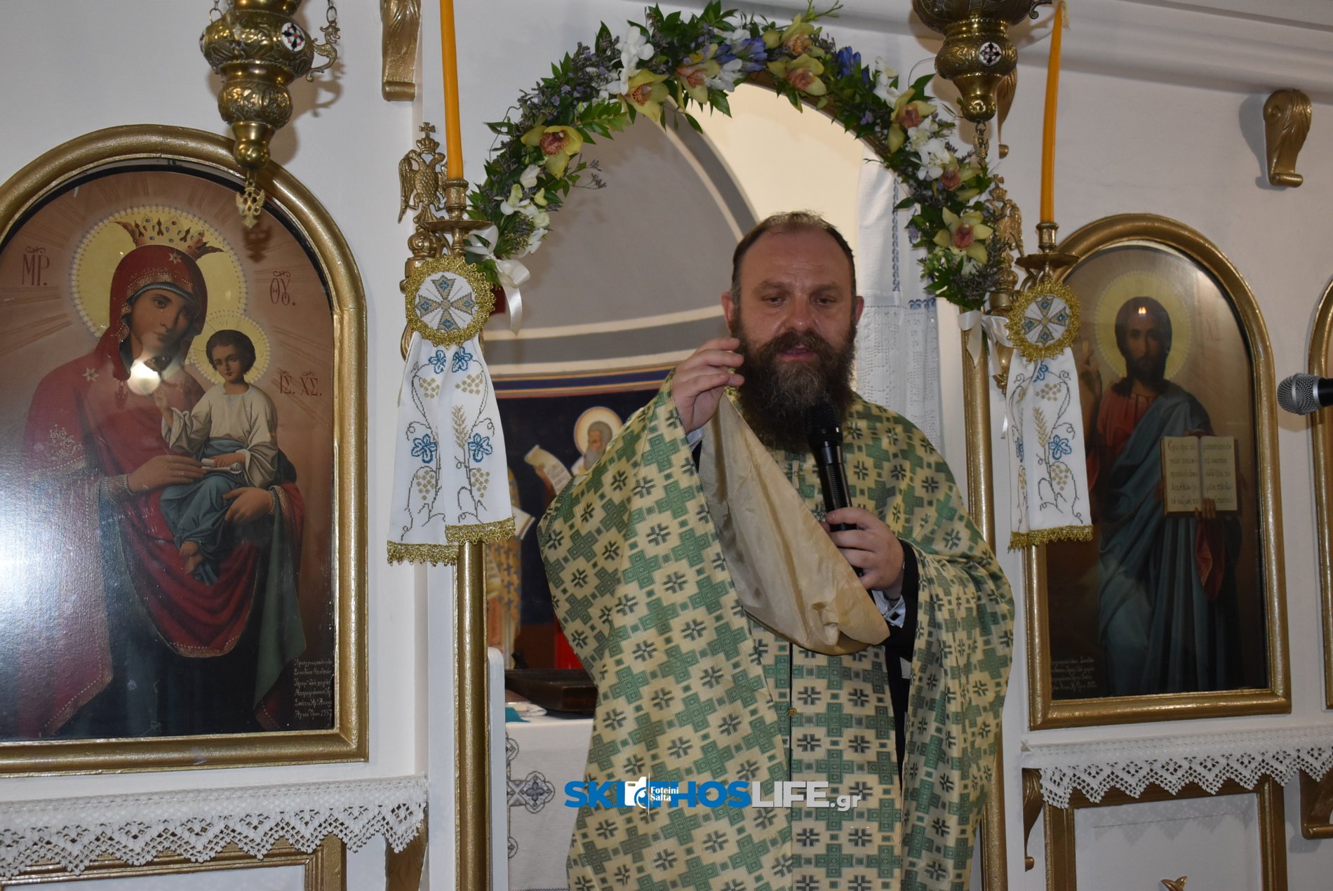 Σκιάθος: Κατάνυξη στον Μέγα Εσπερινό του Αγίου Φανουρίου με φόντο το νησί και το φεγγάρι