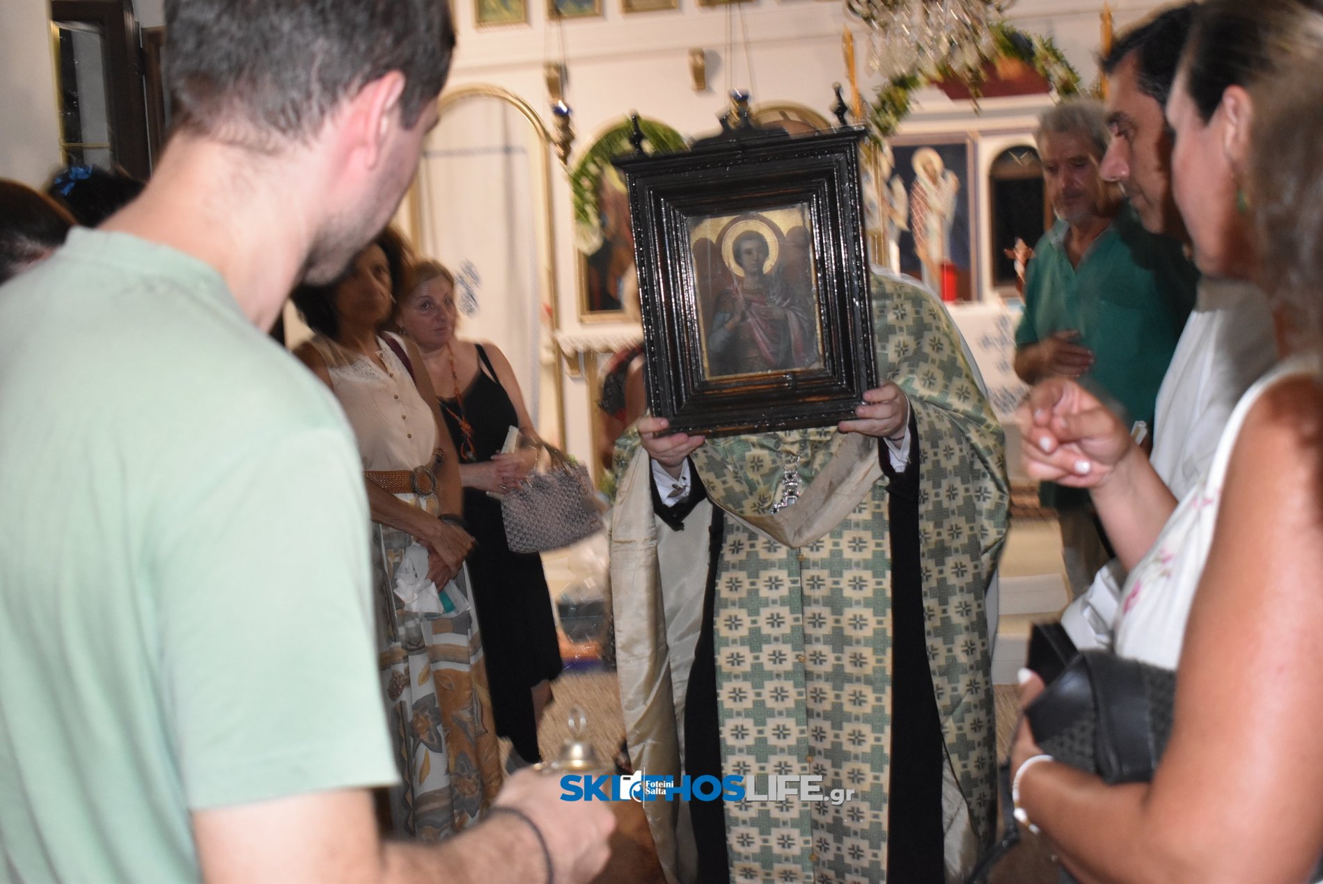 Σκιάθος: Κατάνυξη στον Μέγα Εσπερινό του Αγίου Φανουρίου με φόντο το νησί και το φεγγάρι