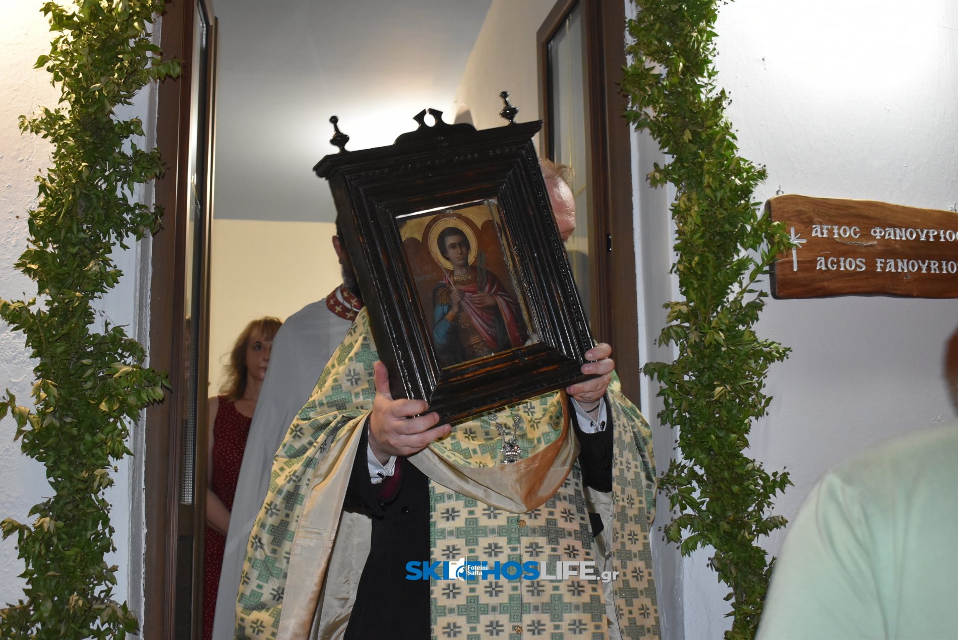 Σκιάθος: Κατάνυξη στον Μέγα Εσπερινό του Αγίου Φανουρίου με φόντο το νησί και το φεγγάρι