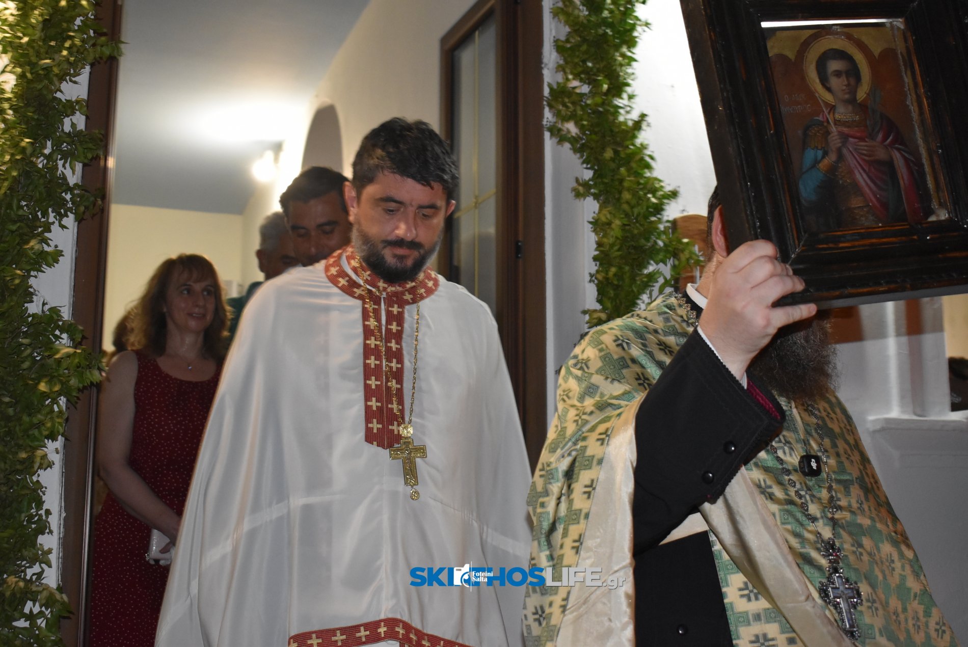Σκιάθος: Κατάνυξη στον Μέγα Εσπερινό του Αγίου Φανουρίου με φόντο το νησί και το φεγγάρι
