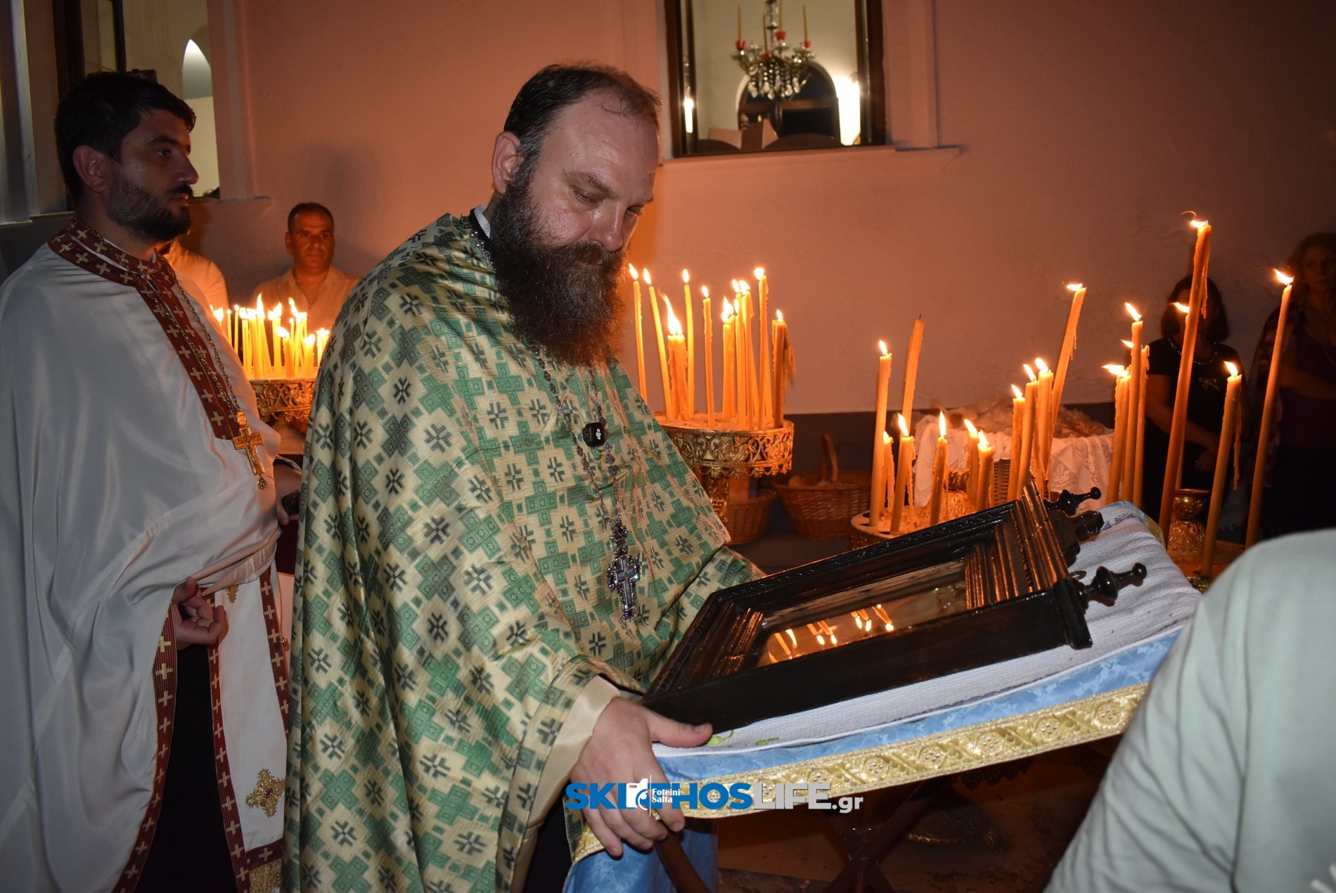 Σκιάθος: Κατάνυξη στον Μέγα Εσπερινό του Αγίου Φανουρίου με φόντο το νησί και το φεγγάρι