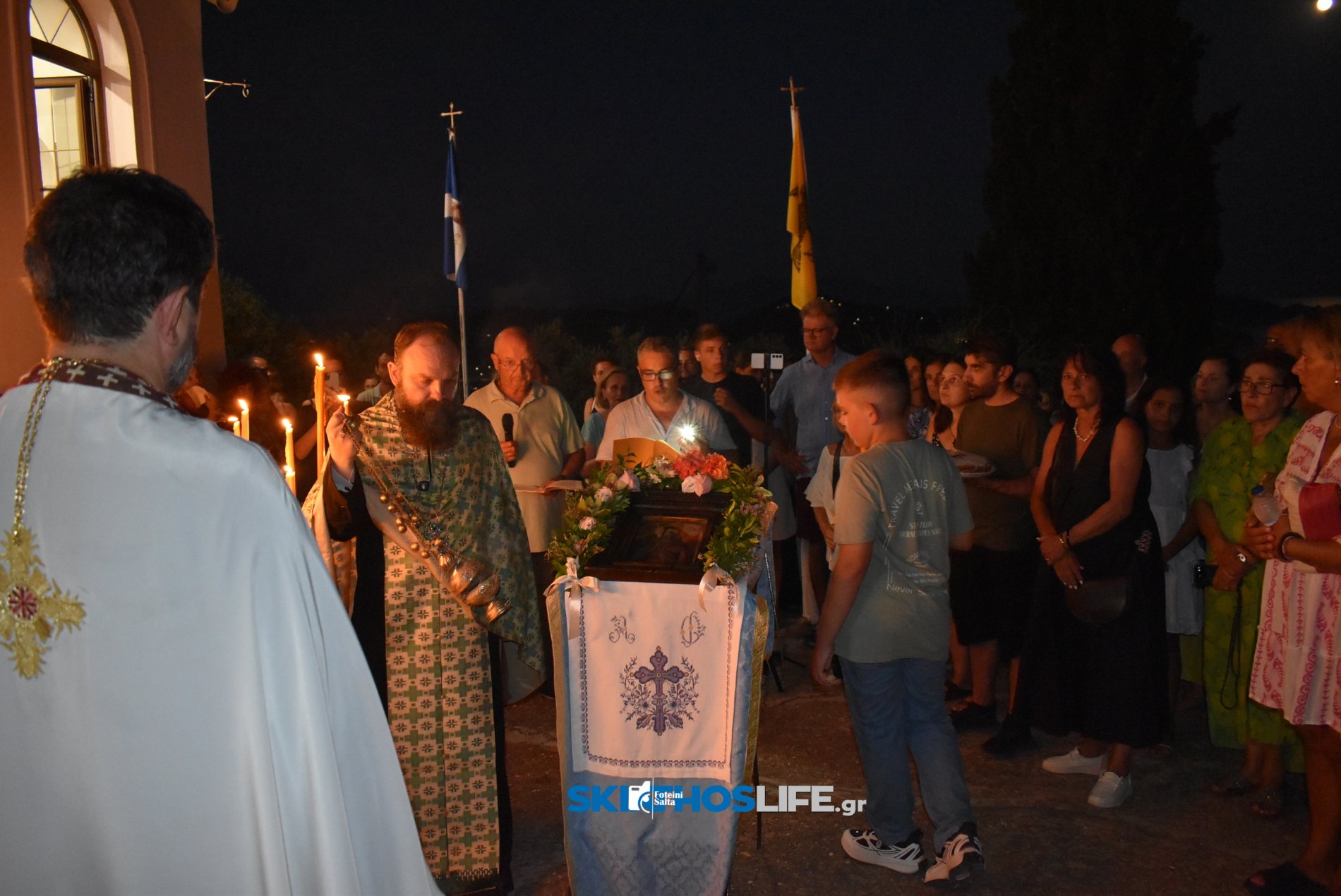 Σκιάθος: Κατάνυξη στον Μέγα Εσπερινό του Αγίου Φανουρίου με φόντο το νησί και το φεγγάρι