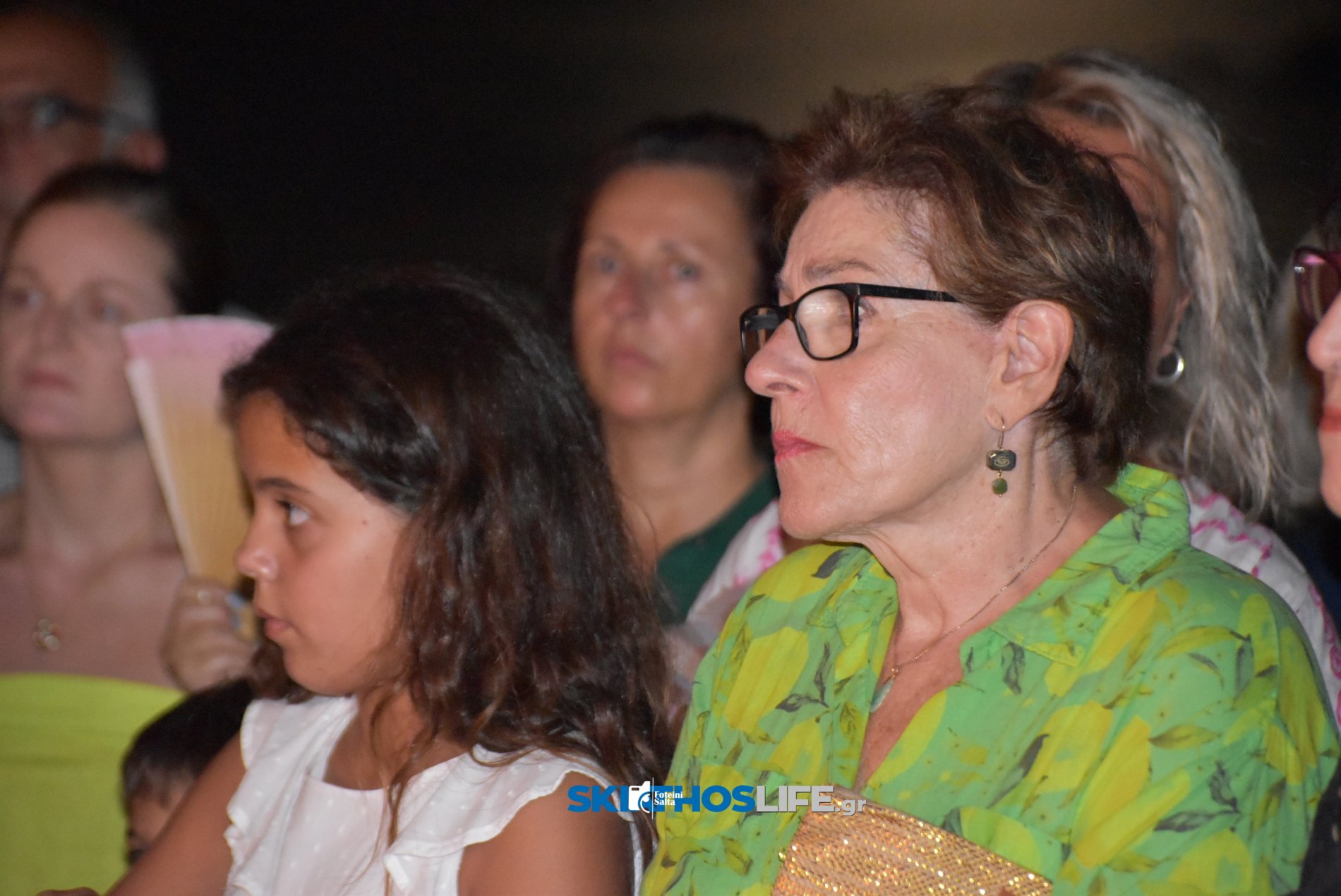 Σκιάθος: Κατάνυξη στον Μέγα Εσπερινό του Αγίου Φανουρίου με φόντο το νησί και το φεγγάρι