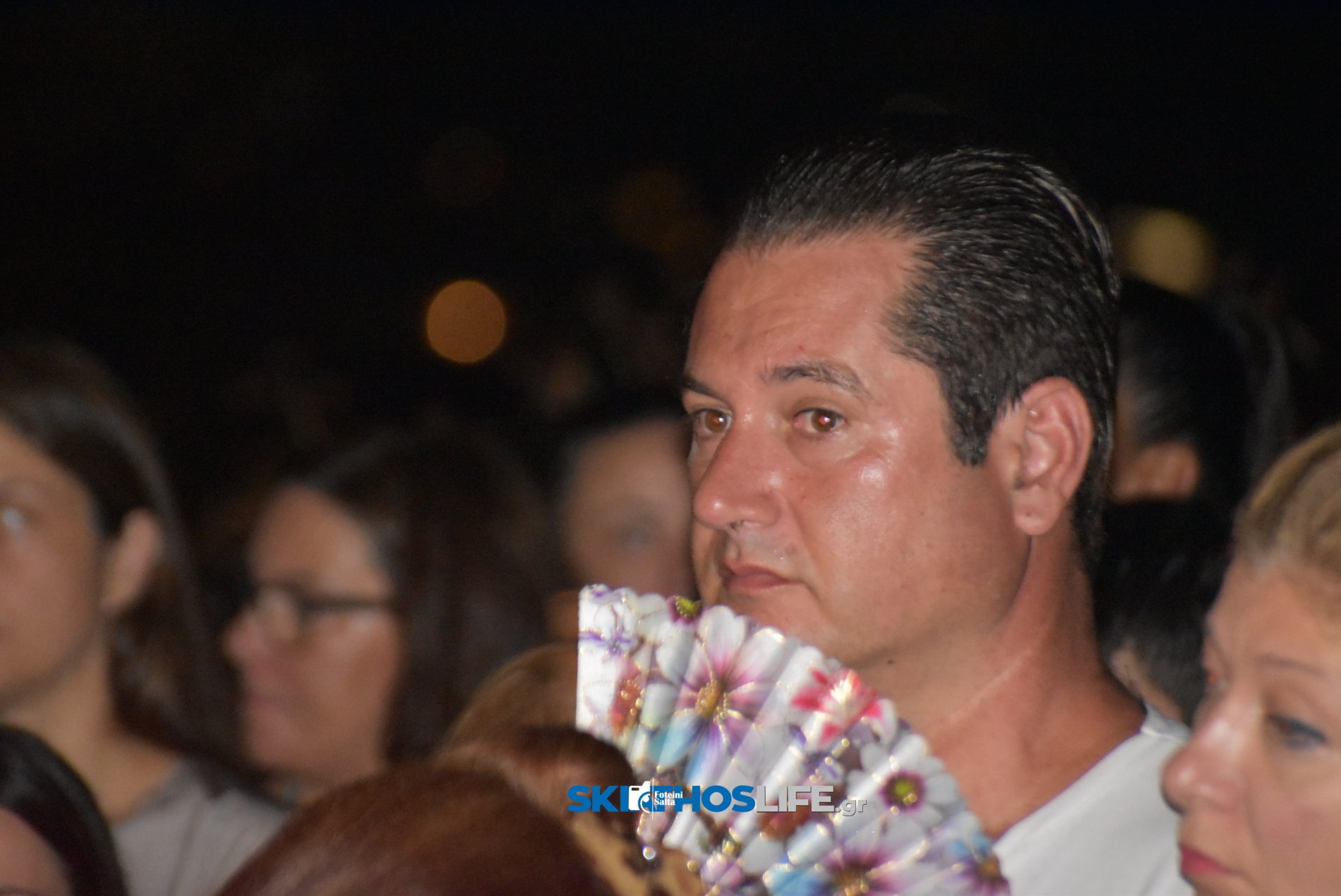 Σκιάθος: Κατάνυξη στον Μέγα Εσπερινό του Αγίου Φανουρίου με φόντο το νησί και το φεγγάρι