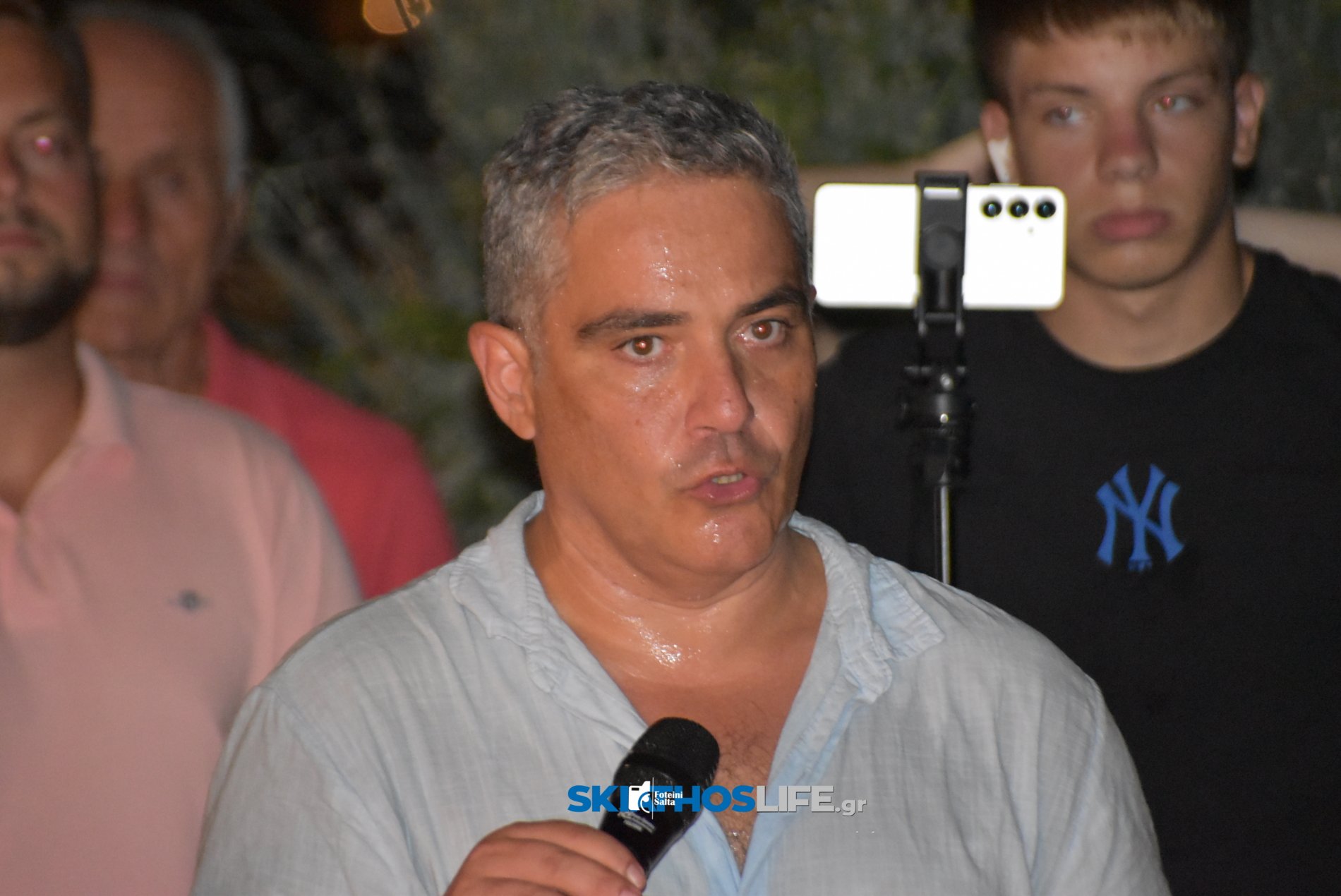 Σκιάθος: Κατάνυξη στον Μέγα Εσπερινό του Αγίου Φανουρίου με φόντο το νησί και το φεγγάρι