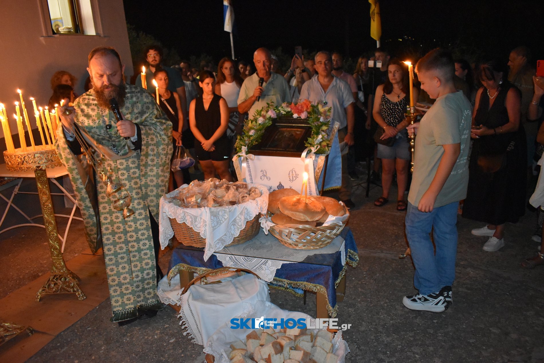 Σκιάθος: Κατάνυξη στον Μέγα Εσπερινό του Αγίου Φανουρίου με φόντο το νησί και το φεγγάρι