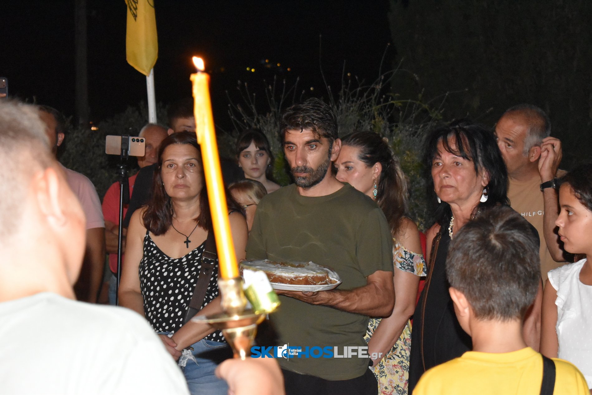Σκιάθος: Κατάνυξη στον Μέγα Εσπερινό του Αγίου Φανουρίου με φόντο το νησί και το φεγγάρι