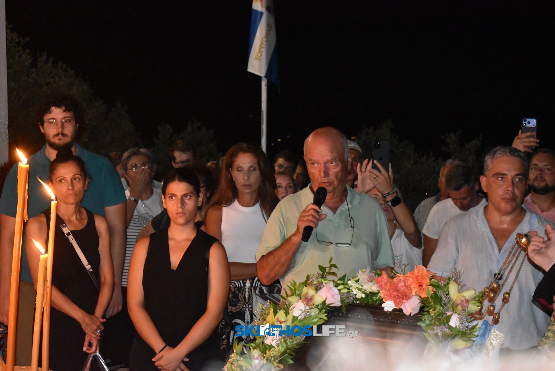 Σκιάθος: Κατάνυξη στον Μέγα Εσπερινό του Αγίου Φανουρίου με φόντο το νησί και το φεγγάρι