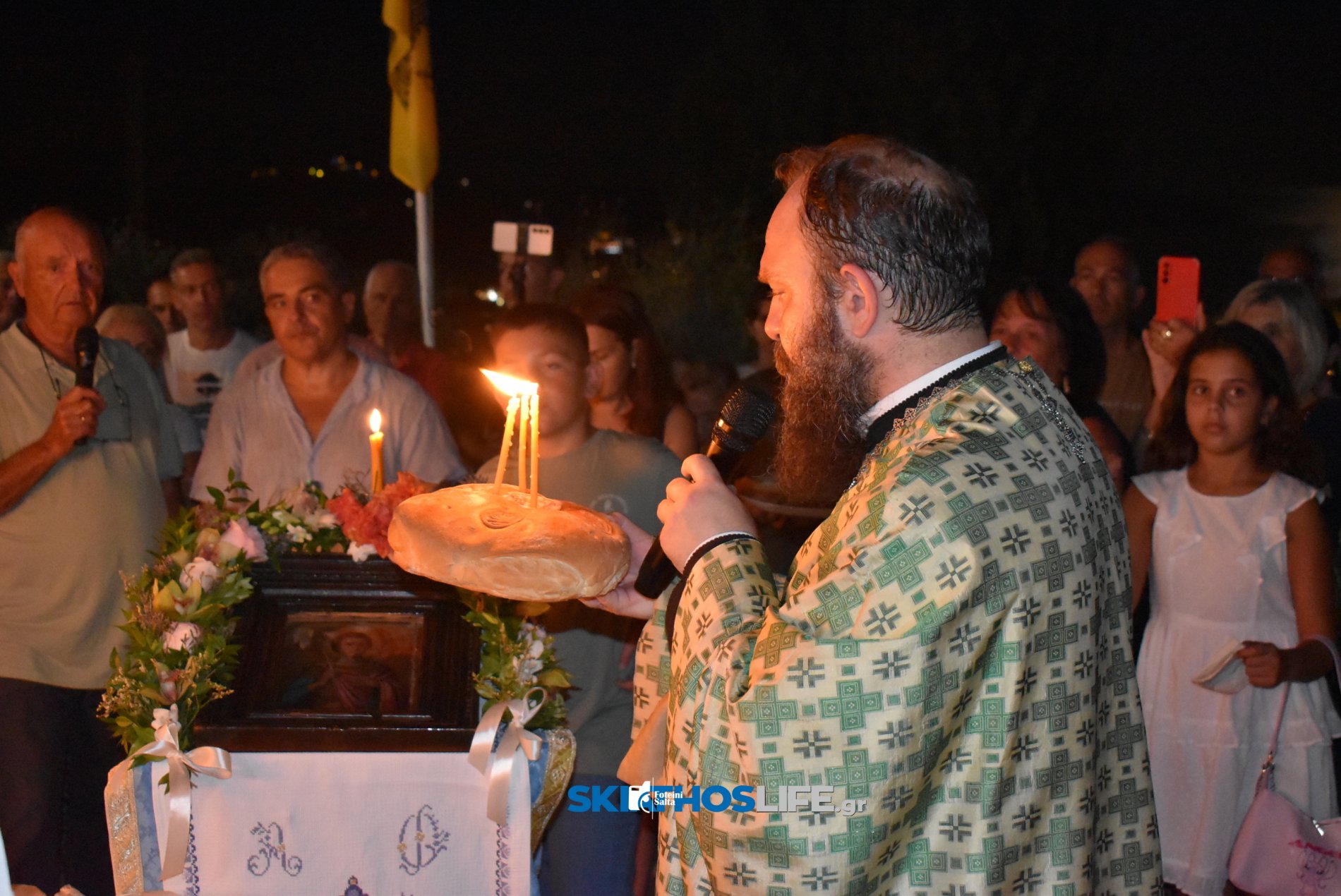 Σκιάθος: Κατάνυξη στον Μέγα Εσπερινό του Αγίου Φανουρίου με φόντο το νησί και το φεγγάρι