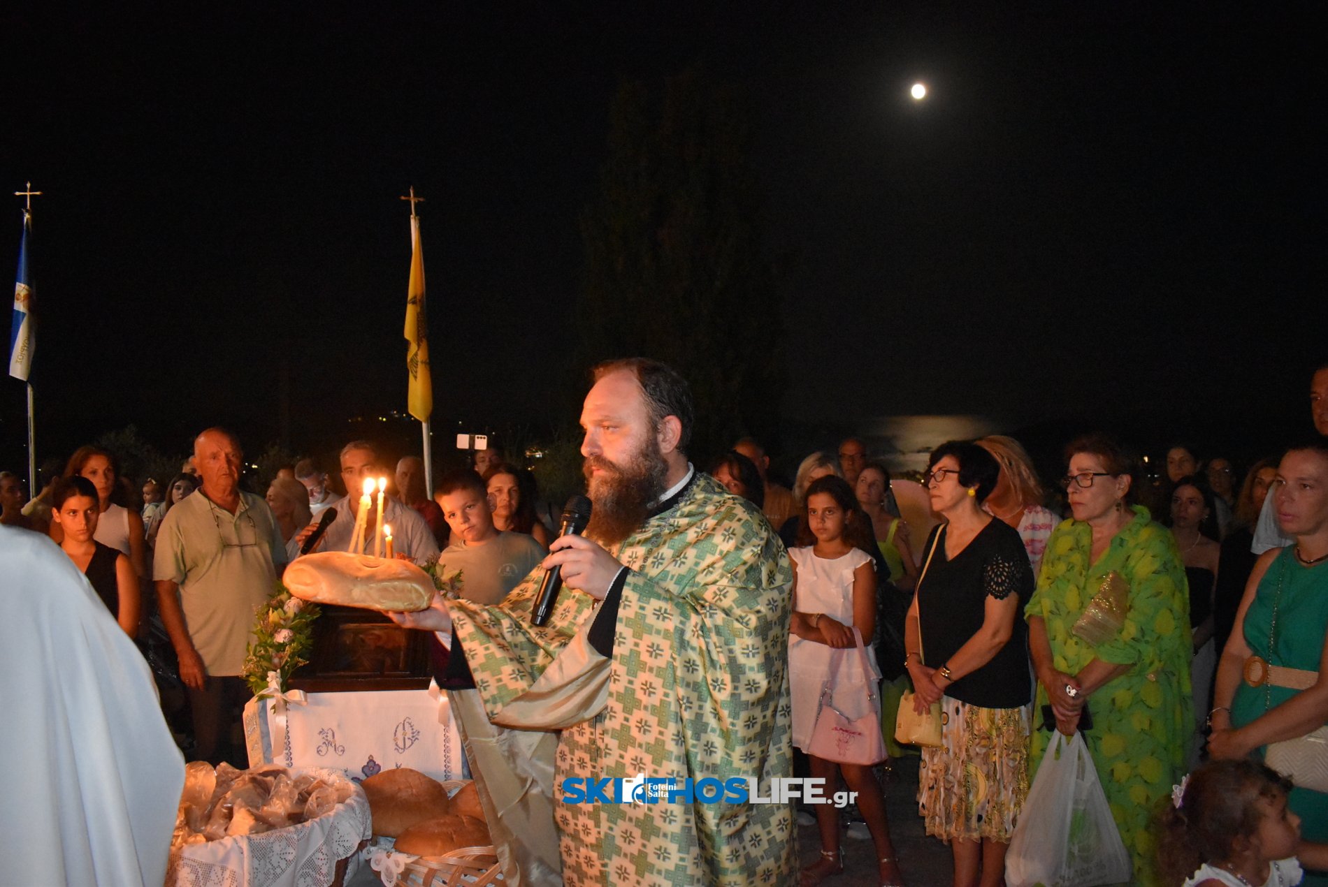 Σκιάθος: Κατάνυξη στον Μέγα Εσπερινό του Αγίου Φανουρίου με φόντο το νησί και το φεγγάρι