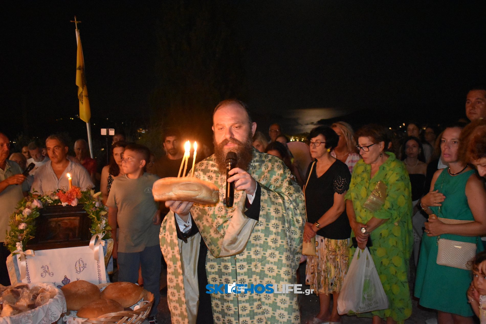 Σκιάθος: Κατάνυξη στον Μέγα Εσπερινό του Αγίου Φανουρίου με φόντο το νησί και το φεγγάρι