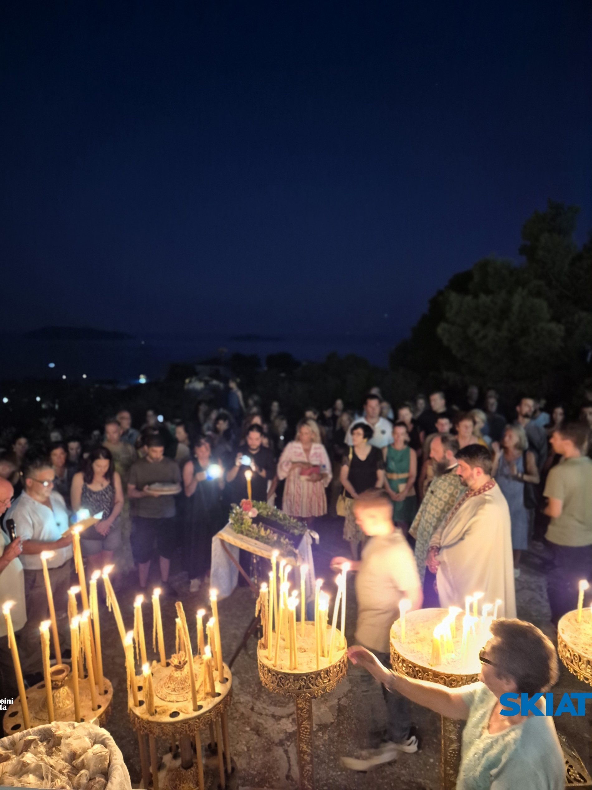 Σκιάθος: Κατάνυξη στον Μέγα Εσπερινό του Αγίου Φανουρίου με φόντο το νησί και το φεγγάρι