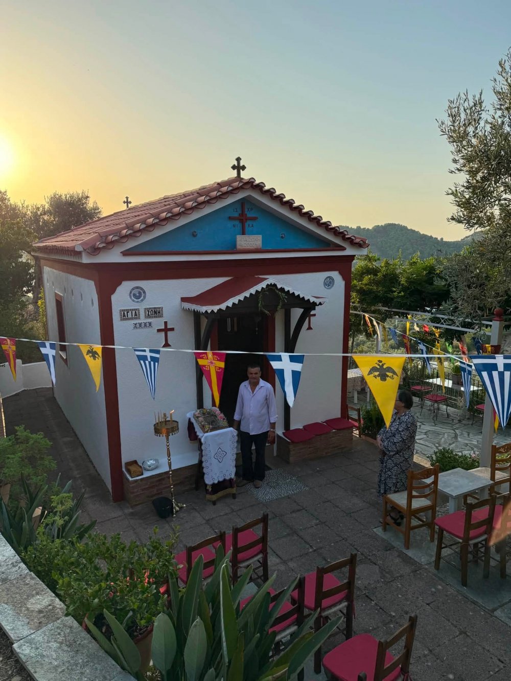 ΦΩΤΟΡΕΠΟΡΤΑΖ Από την Θεία Λειτουργία στο εξωκκλήσι της Αγίας Ζώνης στη Σκιάθο  