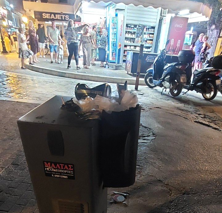 Σκιάθος: Από μπάρα… κάδος απορριμμάτων – Εικόνες που δεν τιμούν το νησί