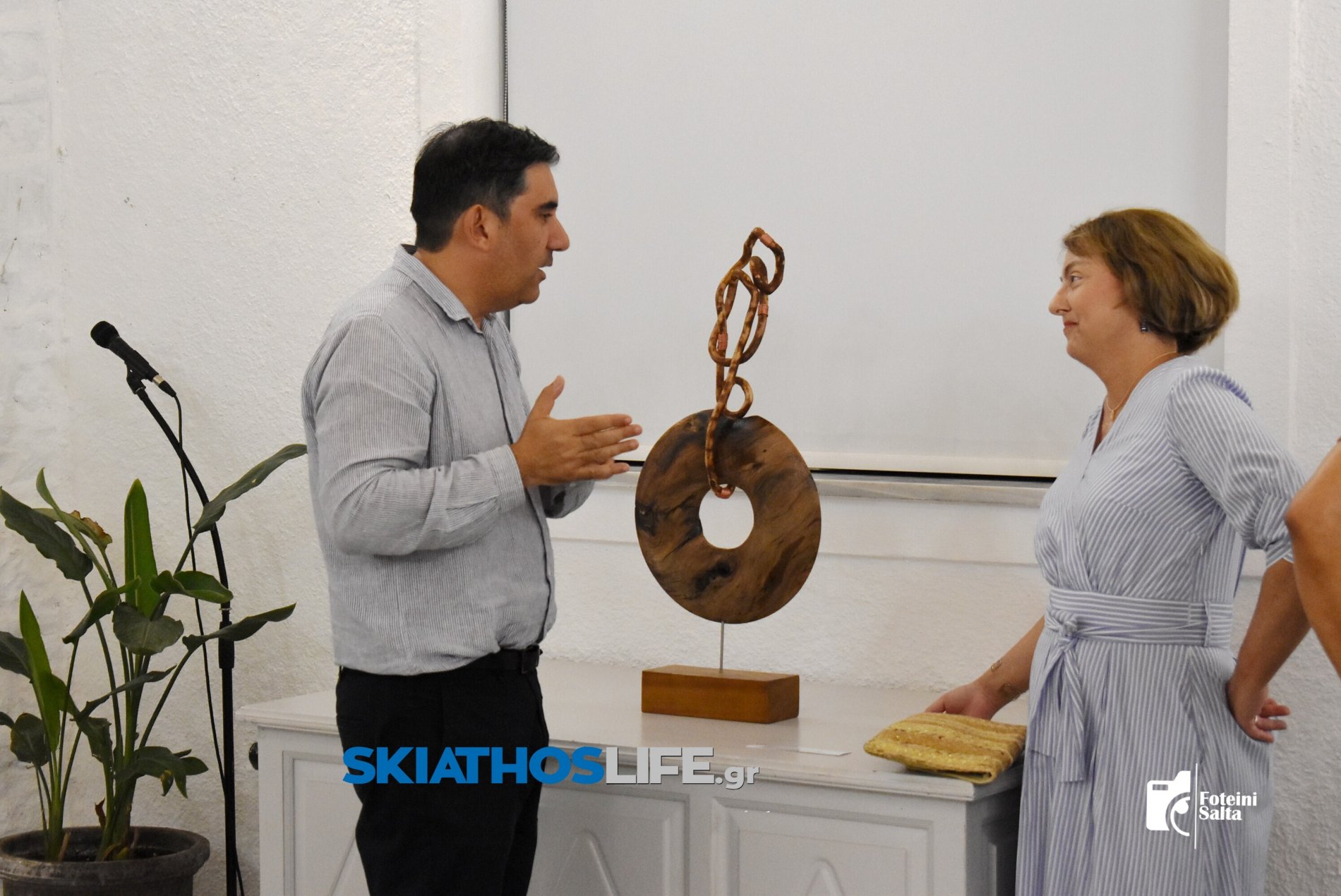 «Ό,τι αφήνει ο χρόνος»: Με πλήθος κόσμου άνοιξε η έκθεση της Ηλιάνας Παλόγου και του Κώστα Ζούχα στο Μπούρτζι (φωτ-video)