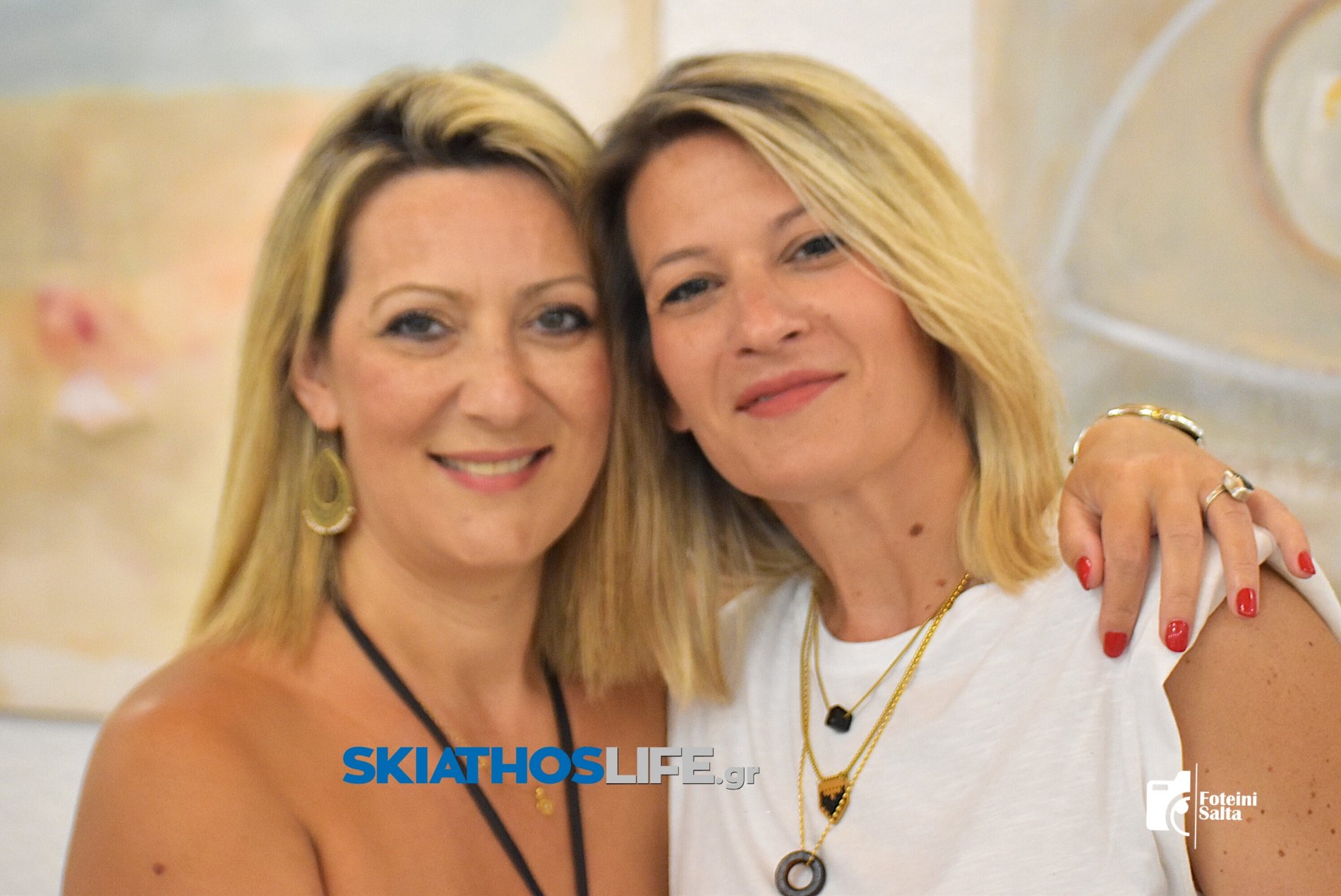 «Ό,τι αφήνει ο χρόνος»: Με πλήθος κόσμου άνοιξε η έκθεση της Ηλιάνας Παλόγου και του Κώστα Ζούχα στο Μπούρτζι (φωτ-video)