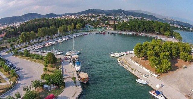 Στη θάλασσα κάτω από βάρκα επί 5’ 32χρονος που έκανε διπλή απόπειρα αυτοκτονίας στη Νέα Αγχιάλο
