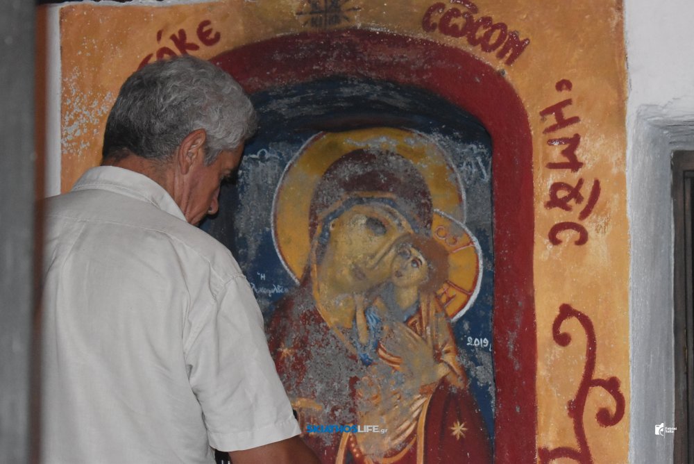 ΦΩΤΟΡΕΠΟΡΤΑΖ από την Ιερά Αγρυπνία στο Εξωκλήσι της Παναγίας Γλυκοφιλούσας στη Σκιάθο