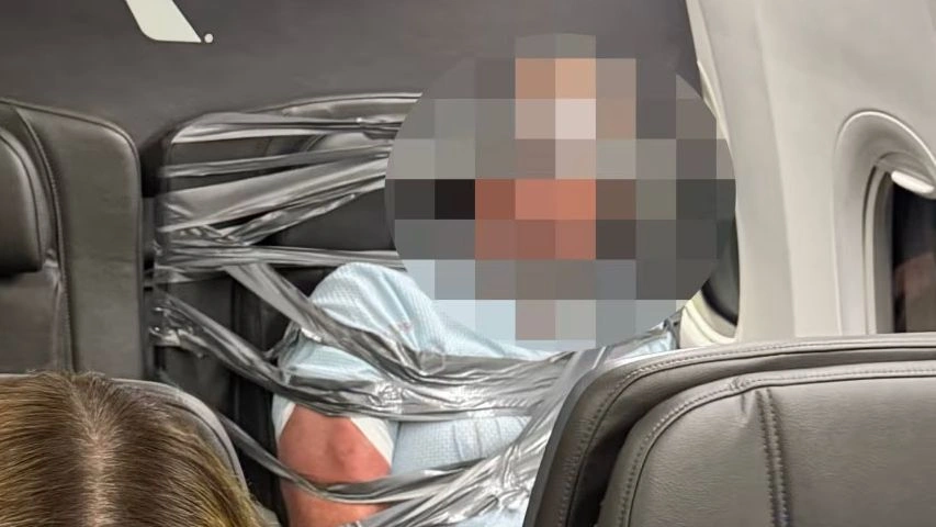 Χάος σε πτήση στις ΗΠΑ: Ακινητοποίησαν επιθετικό επιβάτη με μονωτική ταινία και χειροπέδες