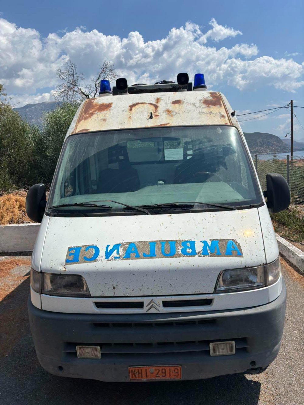 Αυτό είναι το ασθενοφόρο που έστειλαν στη Δυτική Μάνη με 987.627 χιλιόμετρα