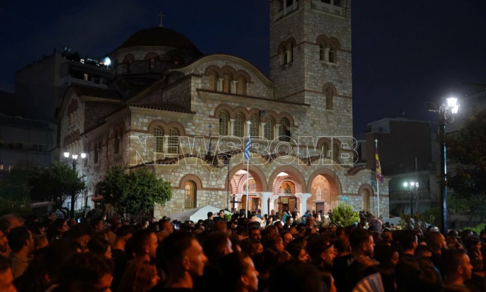 Ολονυχτία στο λαϊκό προσκύνημα του Μαζωνάκη: Με δάκρυα και τραγούδια το τελευταίο αντίο