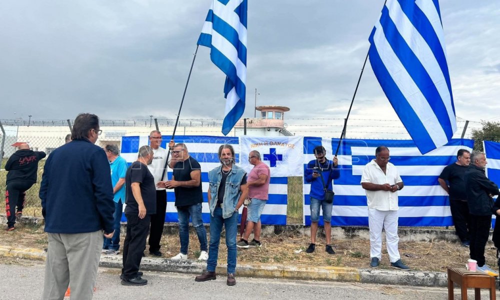 Αποφυλακίστηκε ο Ηλίας Κασιδιάρης: Υποστηρικτές του τον περίμεναν έξω από τη φυλακή