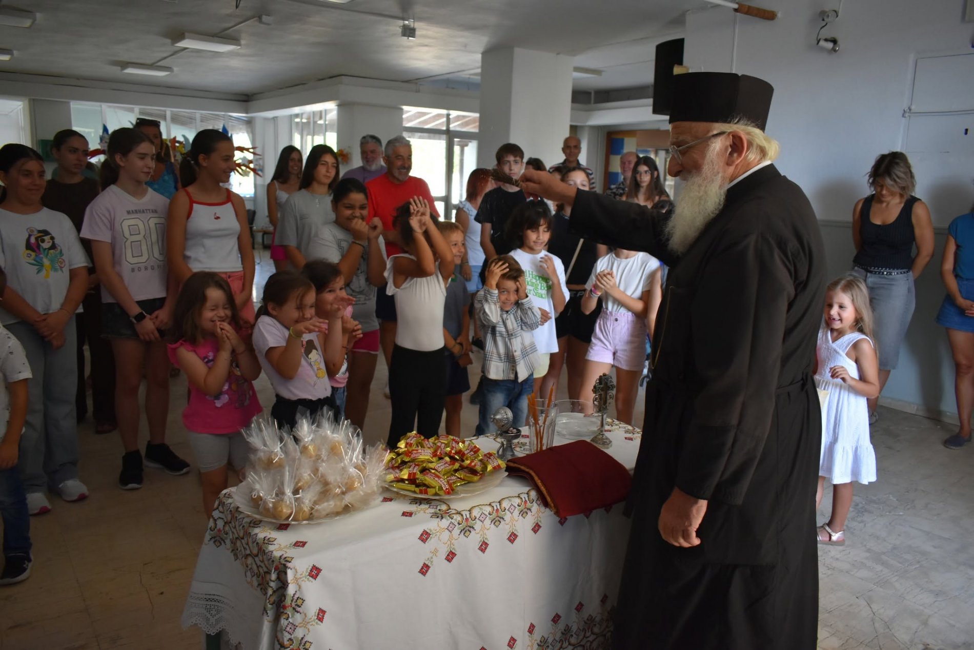 Ο Αγιασμός στο τμήμα των Παραδοσιακών Χορών του Συλλόγου Γυναικών Σκιάθου (φωτό)
