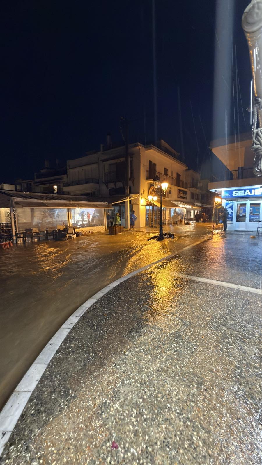 Επιστροφή στην κανονικότητα στη Σκιάθο μετά το χθεσινό μπουρίνι