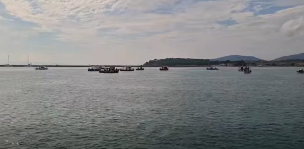 Με αναμμένους πυρσούς οι αλιείς απέκλεισαν συμβολικά το λιμάνι του Βόλου (βίντεο)
