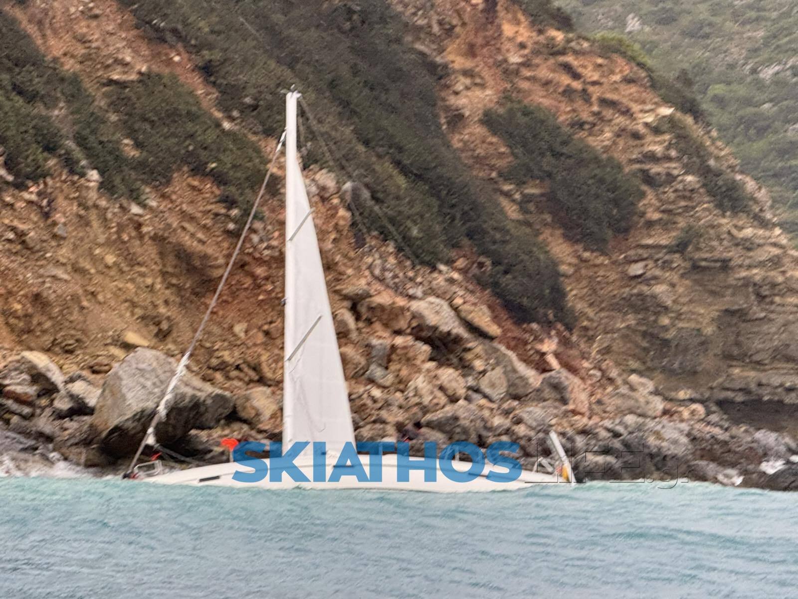 Διάσωση-θρίλερ στην Αλόννησο: Ζευγάρι Βρετανών σώθηκε από σπηλιά με ανέμους 10 μποφόρ! (φωτο)