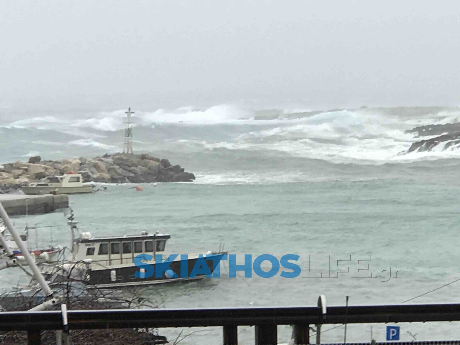 Διάσωση-θρίλερ στην Αλόννησο: Ζευγάρι Βρετανών σώθηκε από σπηλιά με ανέμους 10 μποφόρ! (φωτο)