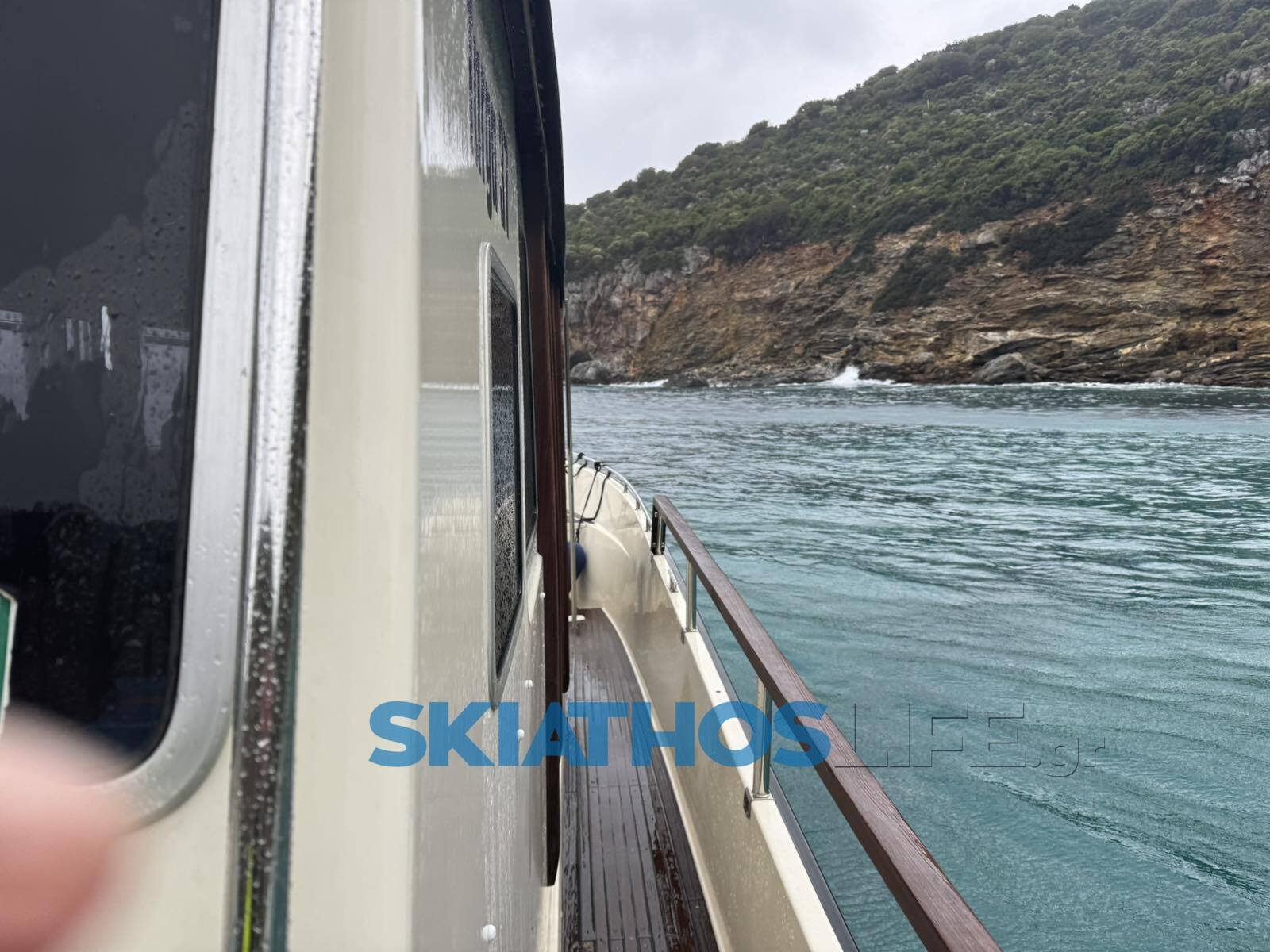 Διάσωση-θρίλερ στην Αλόννησο: Ζευγάρι Βρετανών σώθηκε από σπηλιά με ανέμους 10 μποφόρ! (φωτο)