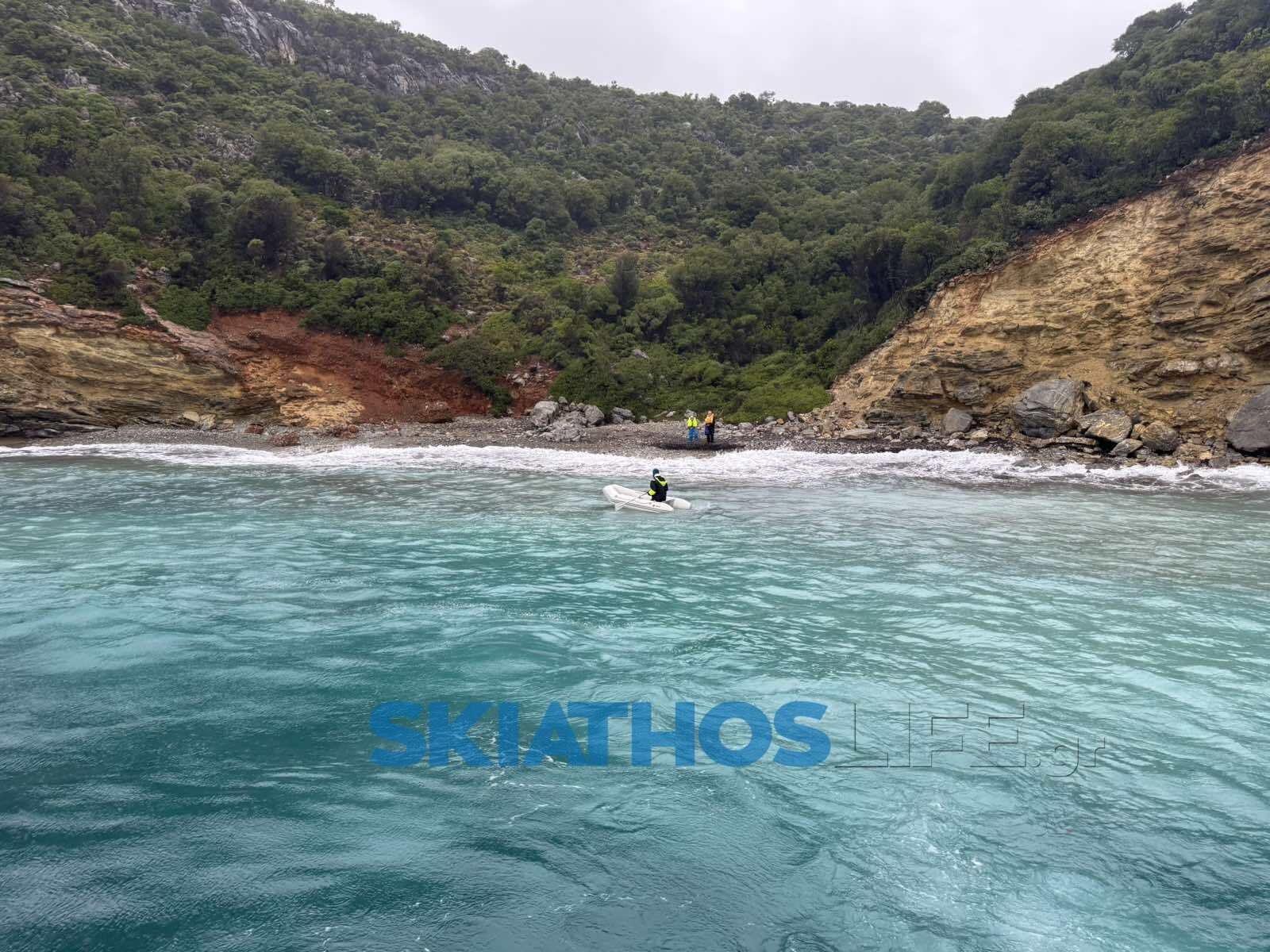 Διάσωση-θρίλερ στην Αλόννησο: Ζευγάρι Βρετανών σώθηκε από σπηλιά με ανέμους 10 μποφόρ! (φωτο)